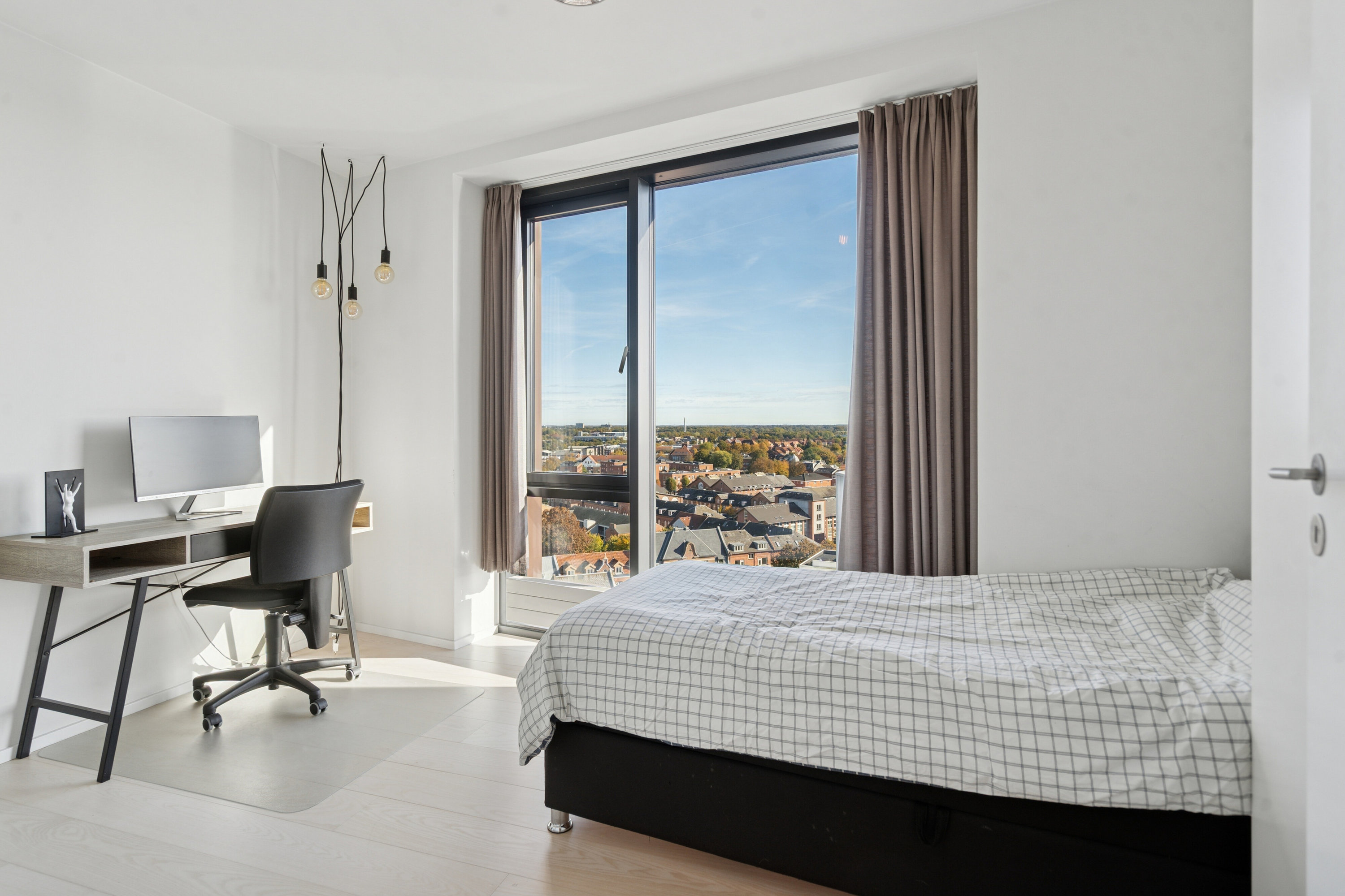 Fremhævet soveværelse billede i fuldskærmstilstand. Billede af Odeons Kvarter 21, 10. tv., 5000 Odense C