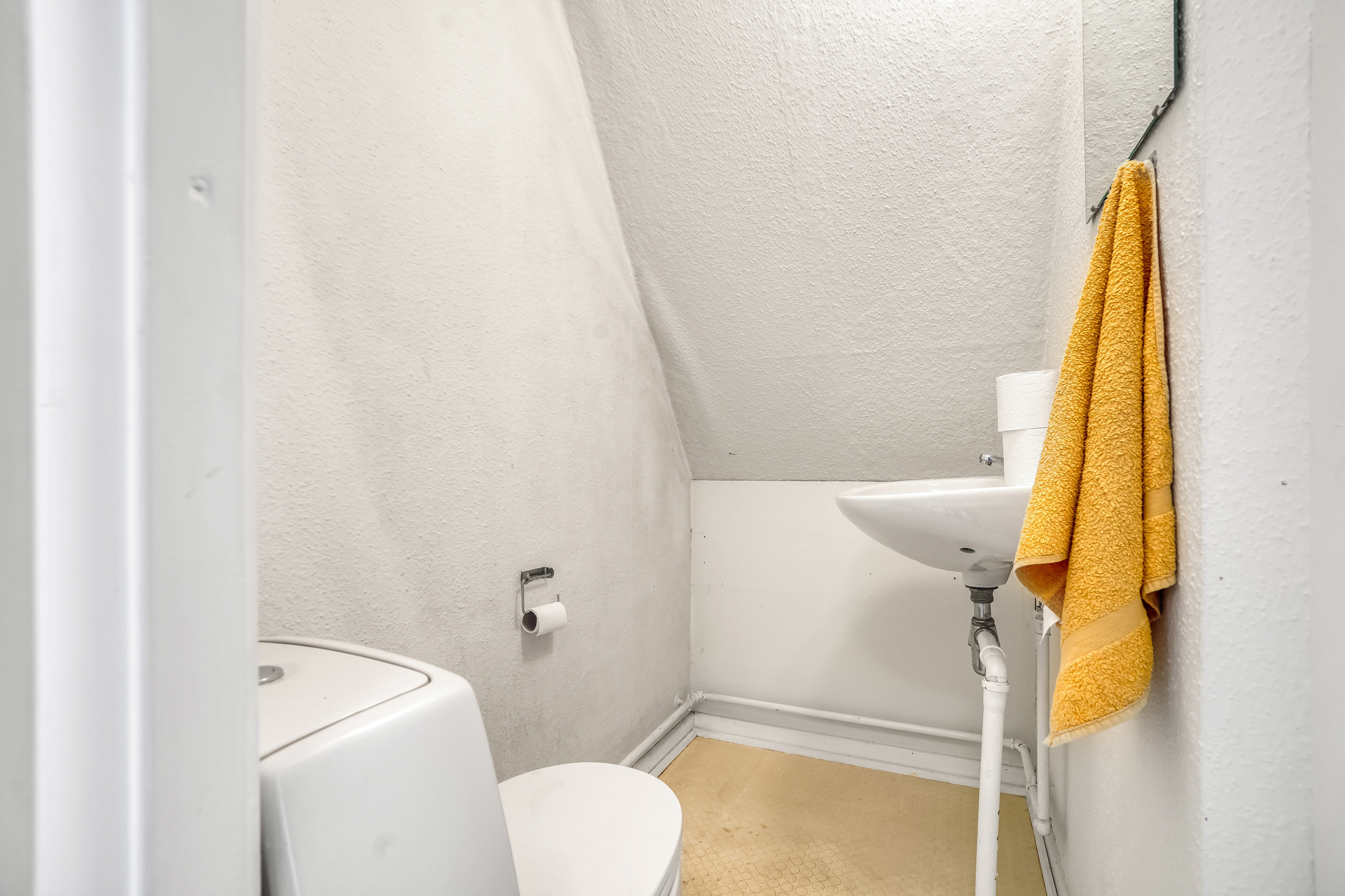 Fremhævet toilet billede i fuldskærmstilstand. Billede af Hjallesevej 125, 5230 Odense M