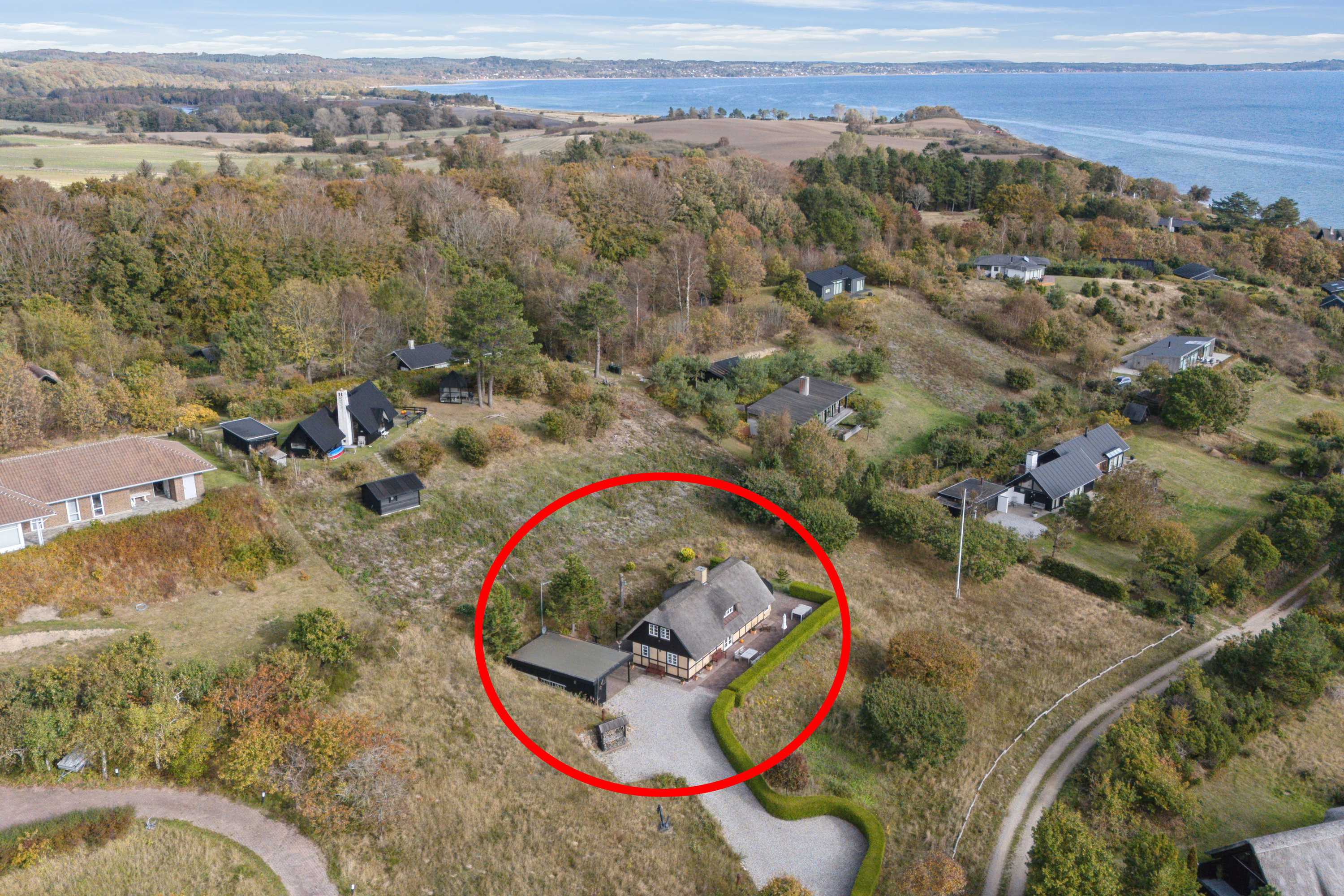 Fremhævet luftfoto billede i fuldskærmstilstand. Billede af Hybenvej 7, Fuglsø Strand, 8400 Ebeltoft