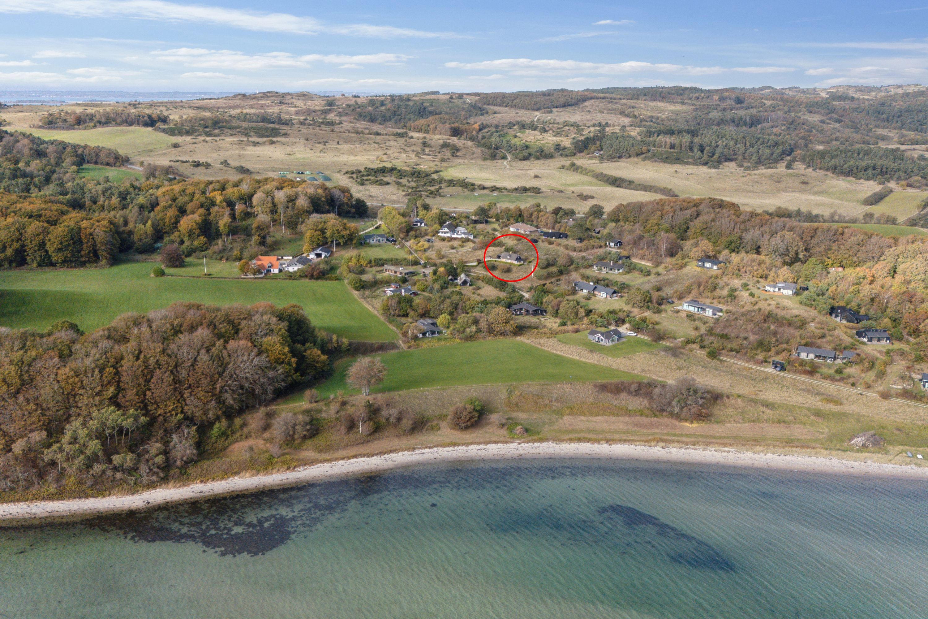 Fremhævet luftfoto billede i fuldskærmstilstand. Billede af Hybenvej 7, Fuglsø Strand, 8400 Ebeltoft