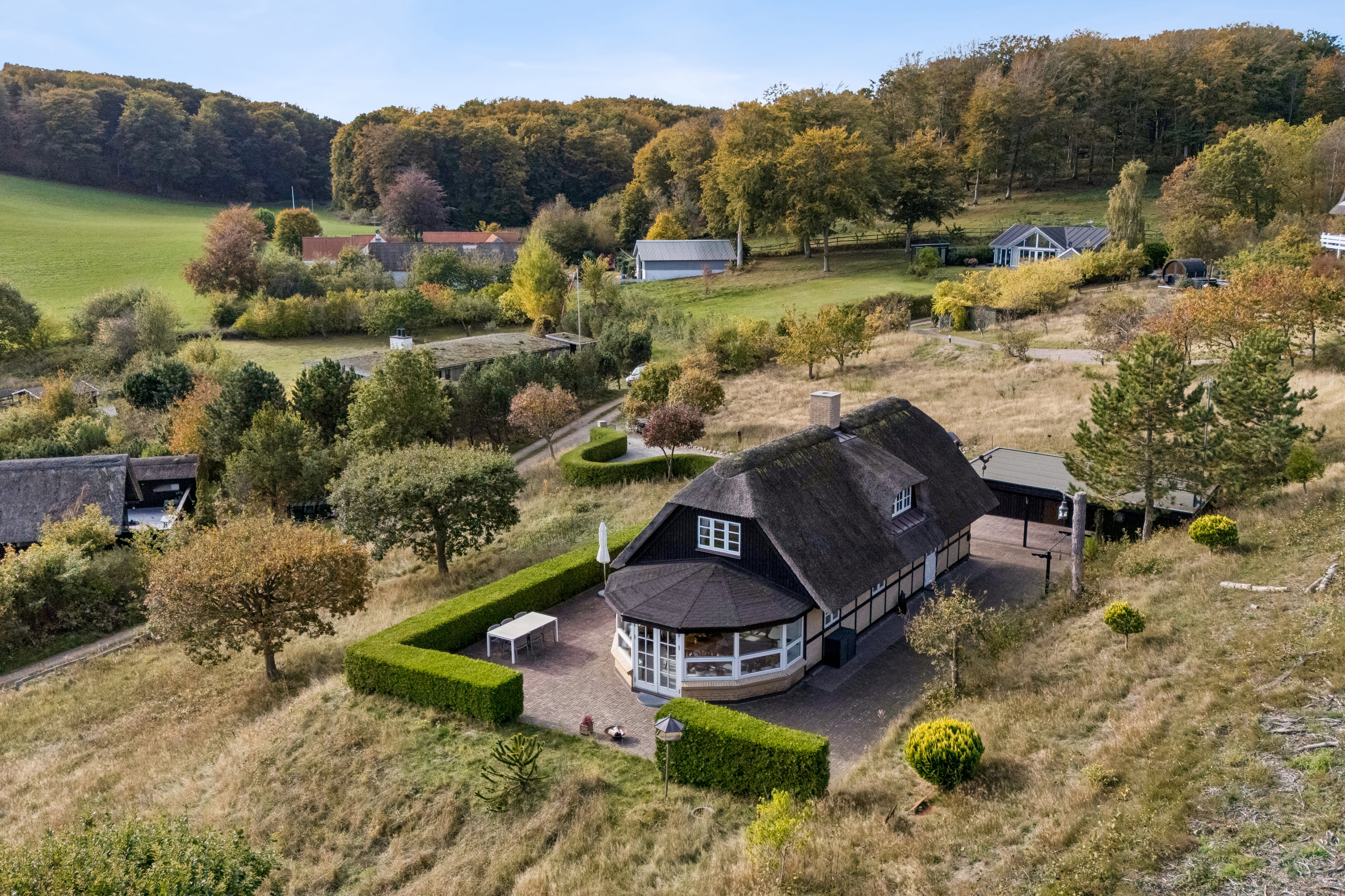 Fremhævet luftfoto billede i fuldskærmstilstand. Billede af Hybenvej 7, Fuglsø Strand, 8400 Ebeltoft