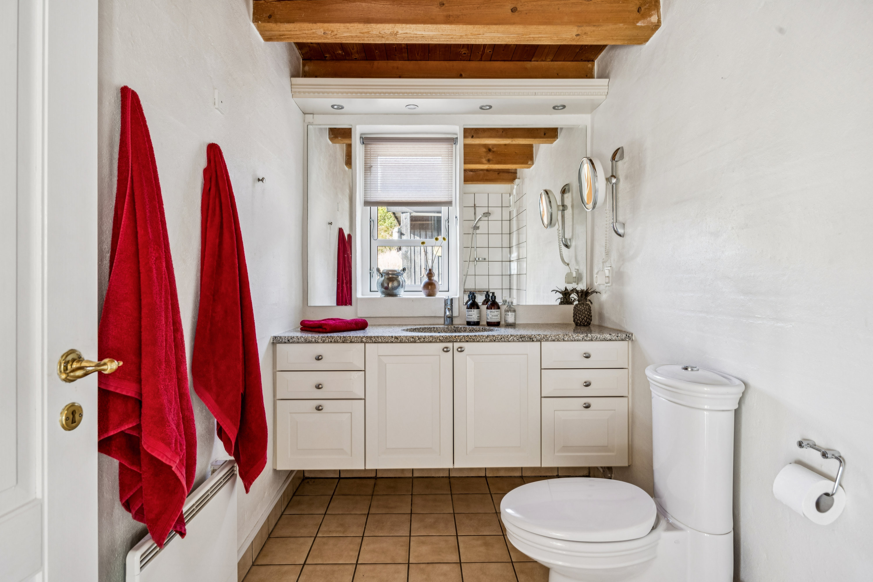 Fremhævet badeværelse billede i fuldskærmstilstand. Billede af Hybenvej 7, Fuglsø Strand, 8400 Ebeltoft