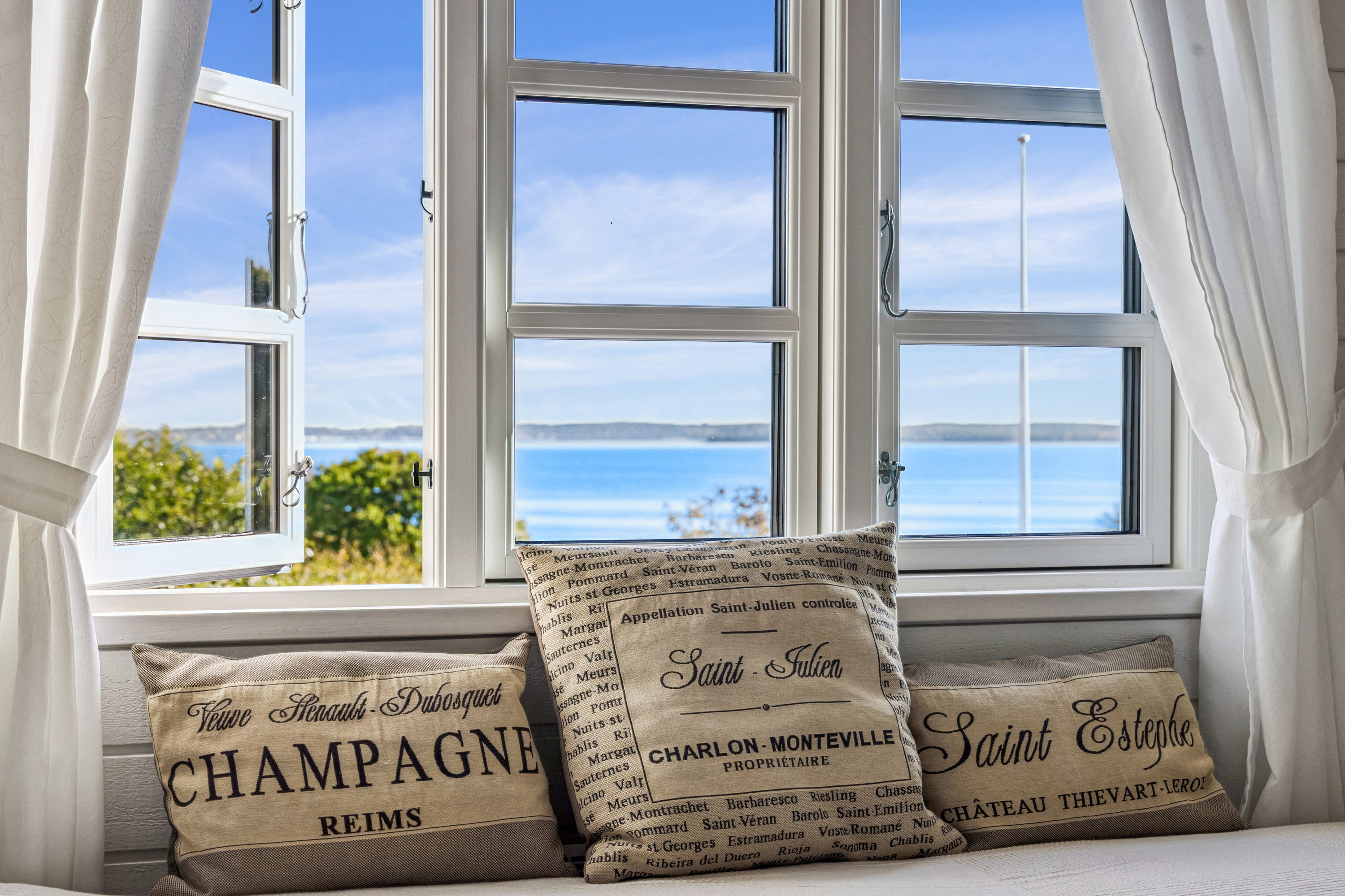 Fremhævet stue billede i fuldskærmstilstand. Billede af Hybenvej 7, Fuglsø Strand, 8400 Ebeltoft