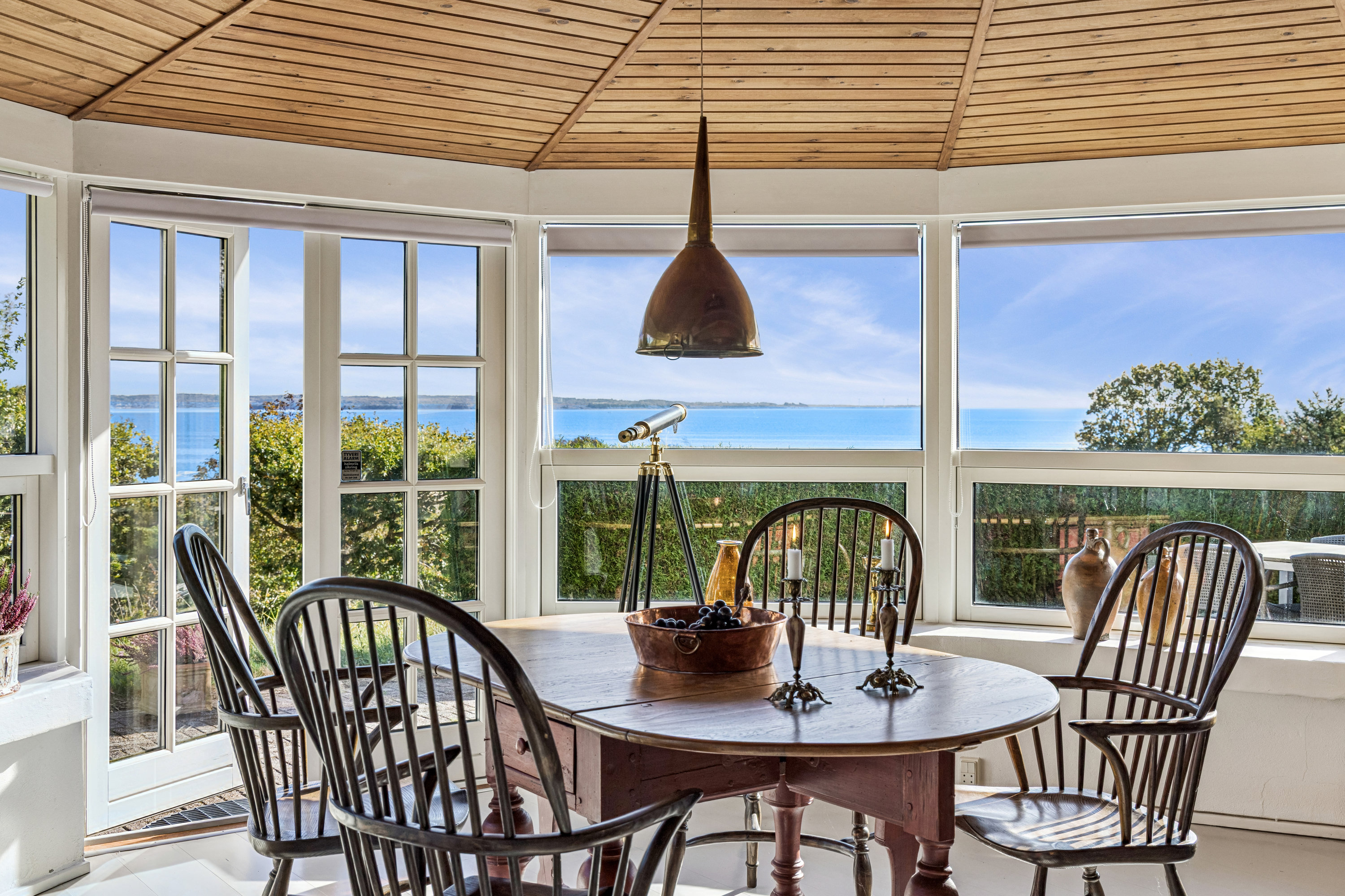 Miniaturebillede 2: stue. Billede af Hybenvej 7, Fuglsø Strand, 8400 Ebeltoft