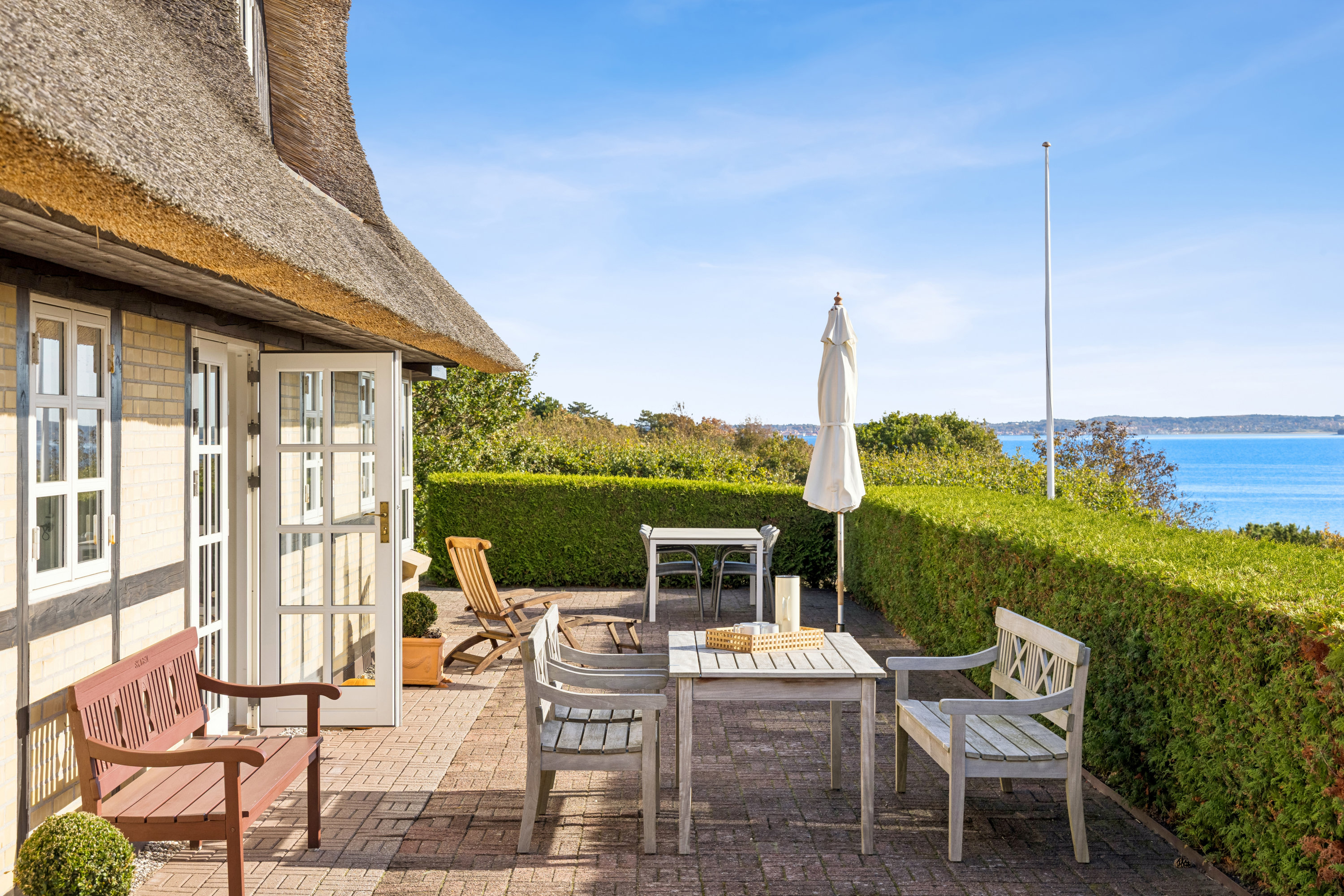 Fremhævet terrasse billede i fuldskærmstilstand. Billede af Hybenvej 7, Fuglsø Strand, 8400 Ebeltoft