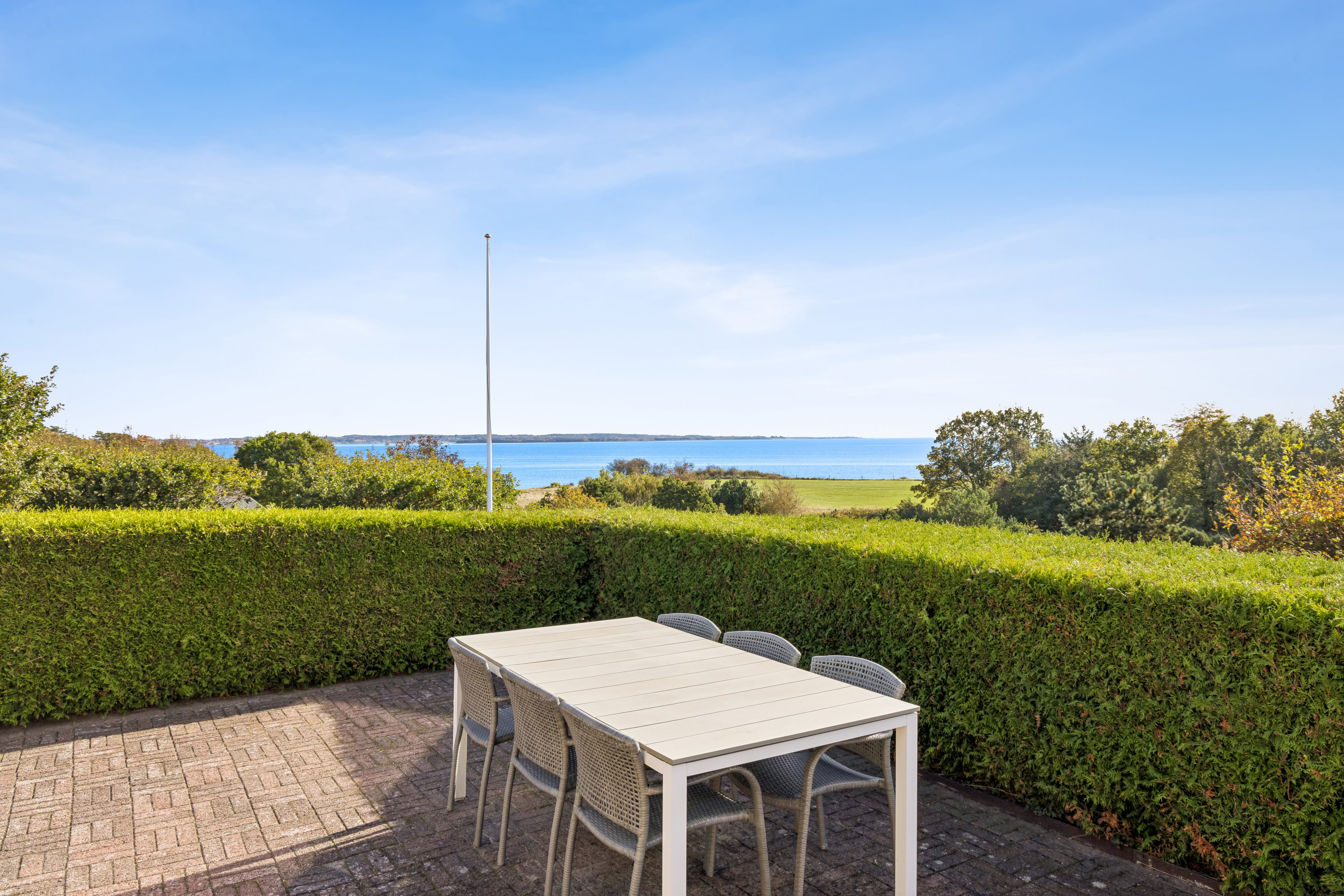 Fremhævet have billede i fuldskærmstilstand. Billede af Hybenvej 7, Fuglsø Strand, 8400 Ebeltoft