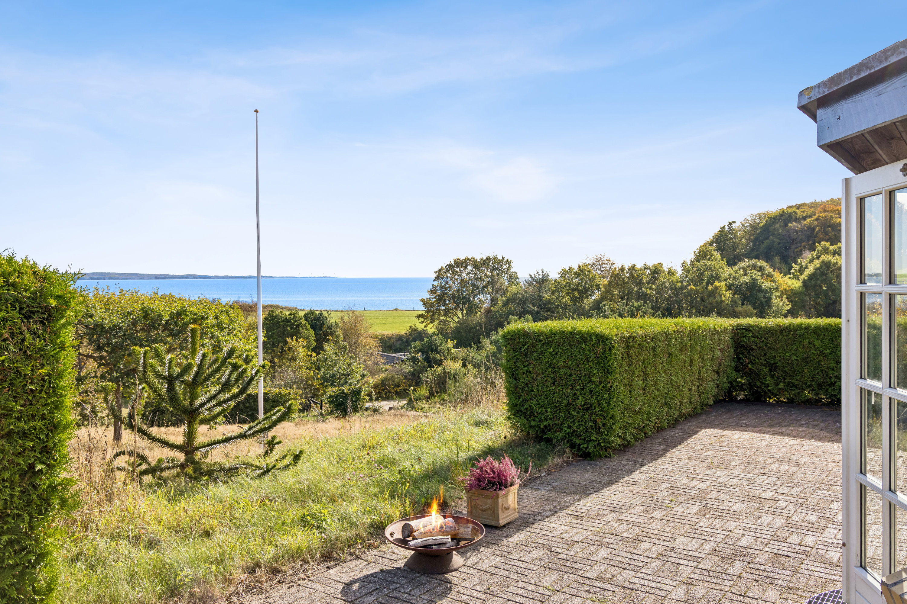 Fremhævet have billede i fuldskærmstilstand. Billede af Hybenvej 7, Fuglsø Strand, 8400 Ebeltoft