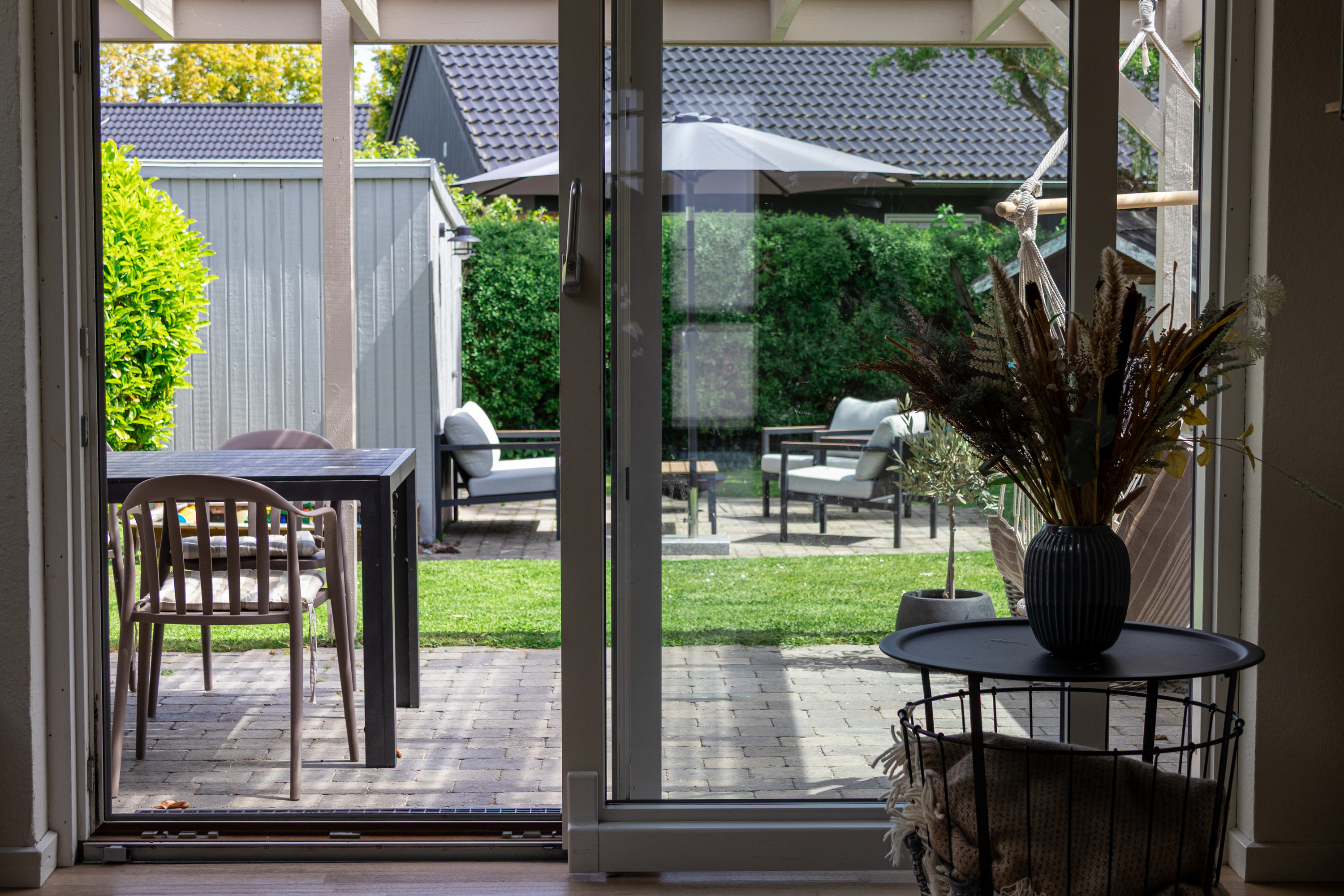 Fremhævet terrasse billede i fuldskærmstilstand. Billede af Byvænget 17, Stavtrup, 8260 Viby J