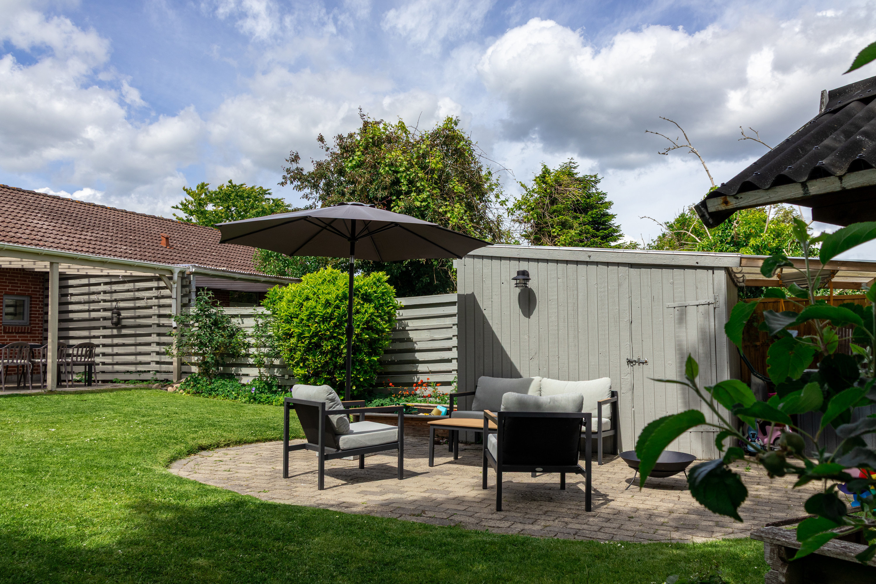 Fremhævet terrasse billede i fuldskærmstilstand. Billede af Byvænget 17, Stavtrup, 8260 Viby J