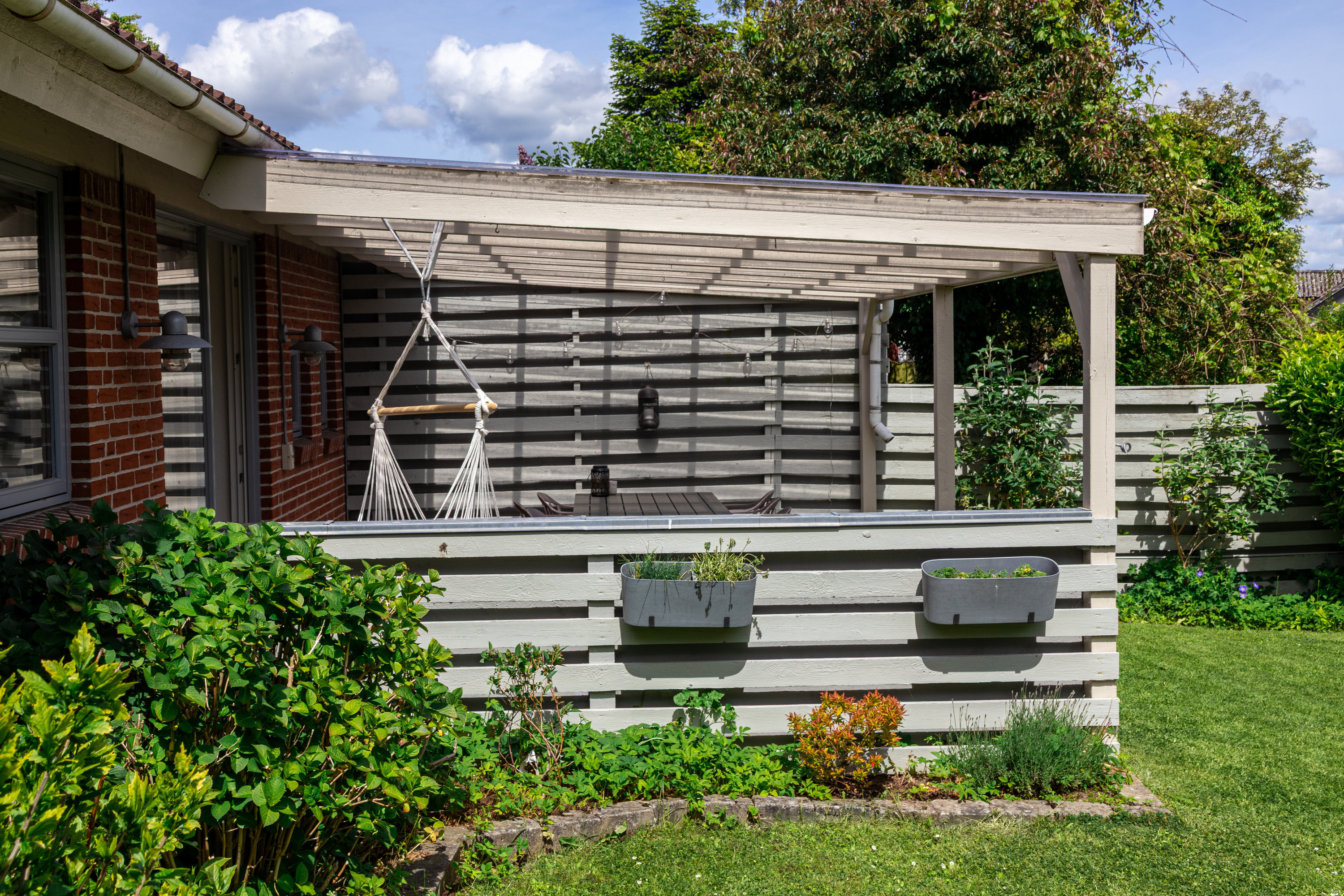 Fremhævet terrasse billede i fuldskærmstilstand. Billede af Byvænget 17, Stavtrup, 8260 Viby J