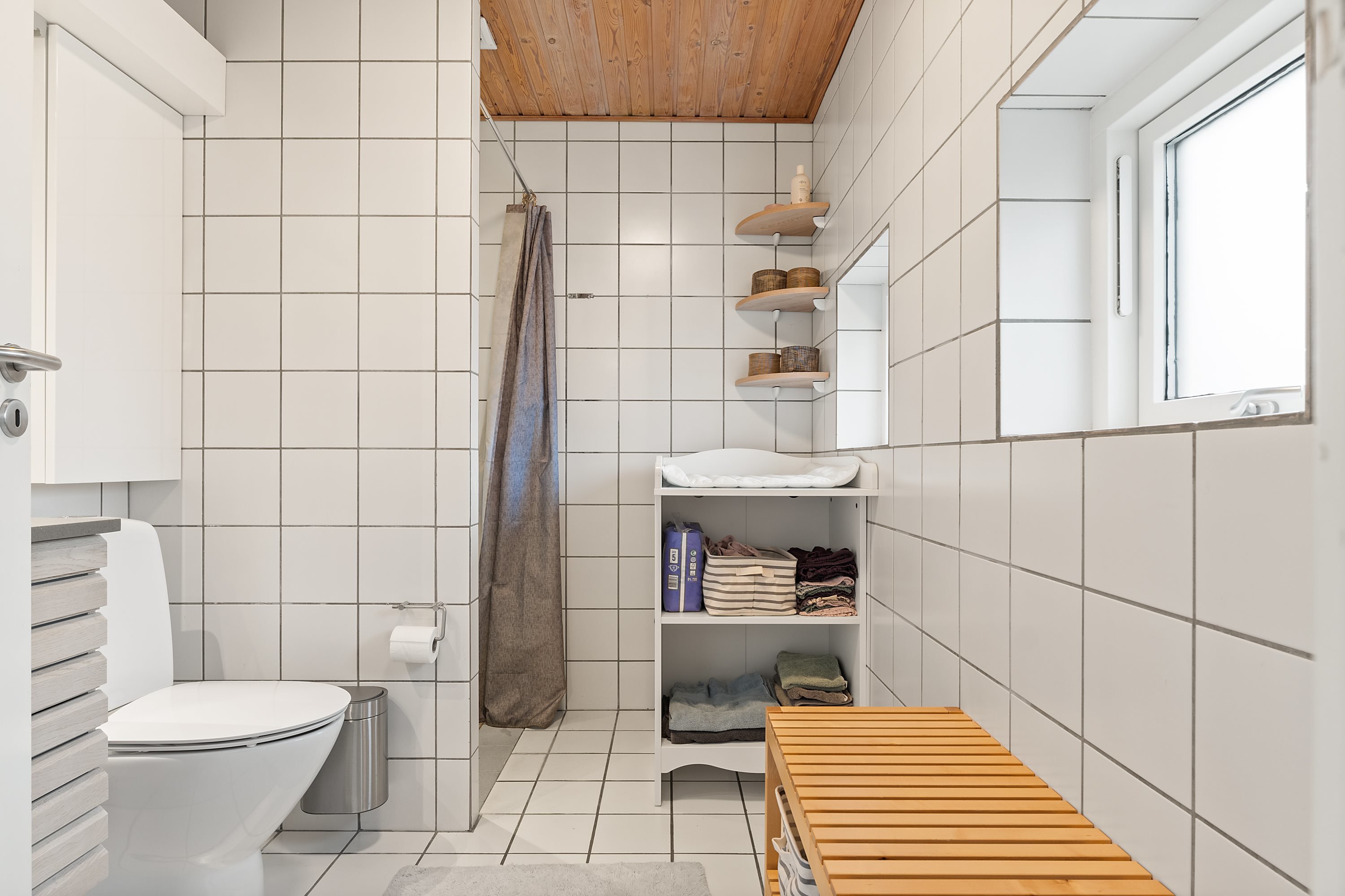 Fremhævet badeværelse billede i fuldskærmstilstand. Billede af Byvænget 17, Stavtrup, 8260 Viby J