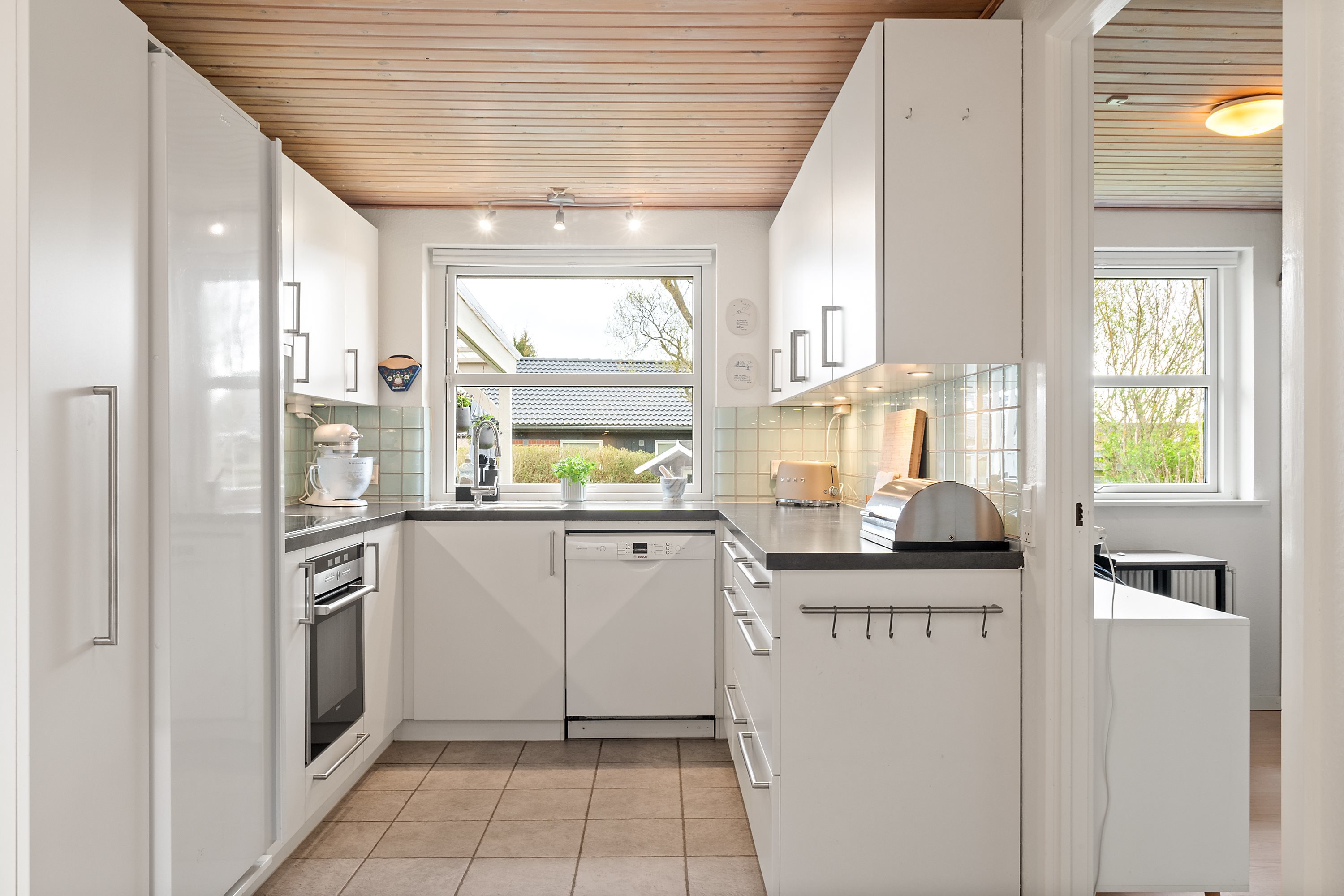 Fremhævet køkken billede i fuldskærmstilstand. Billede af Byvænget 17, Stavtrup, 8260 Viby J