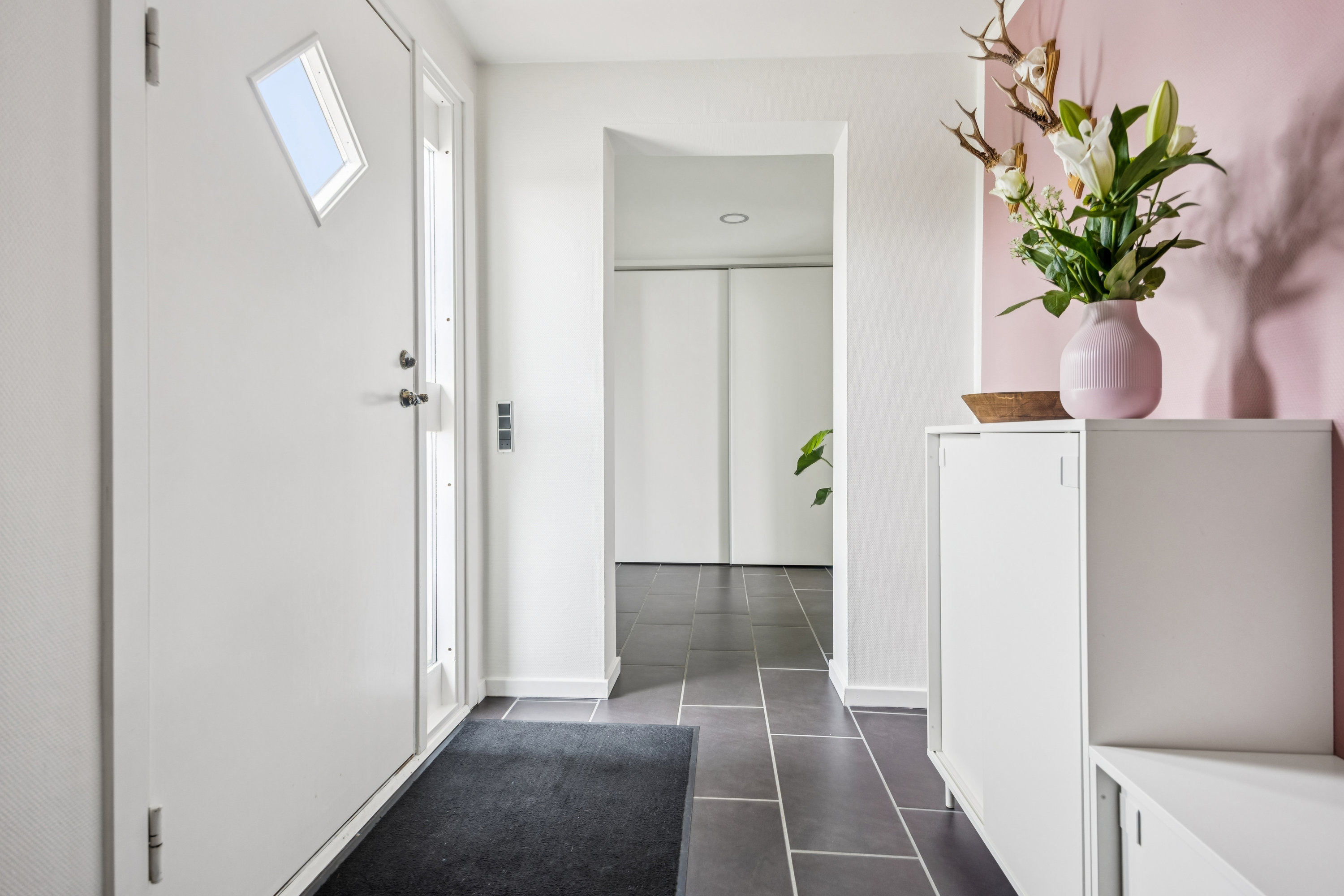 Fremhævet entré billede i fuldskærmstilstand. Billede af Egernvej 13, 9510 Arden