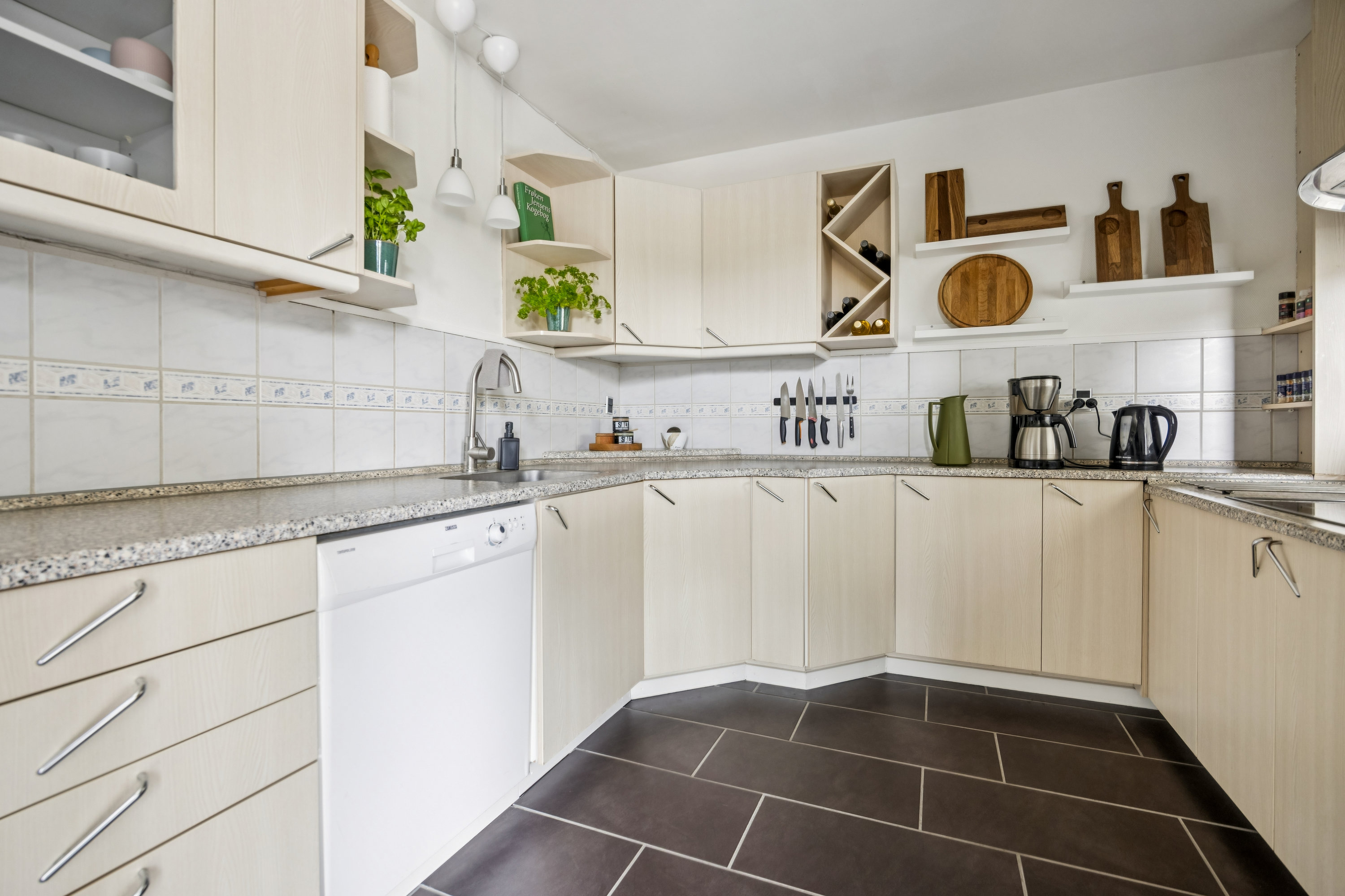 Fremhævet køkken billede i fuldskærmstilstand. Billede af Egernvej 13, 9510 Arden