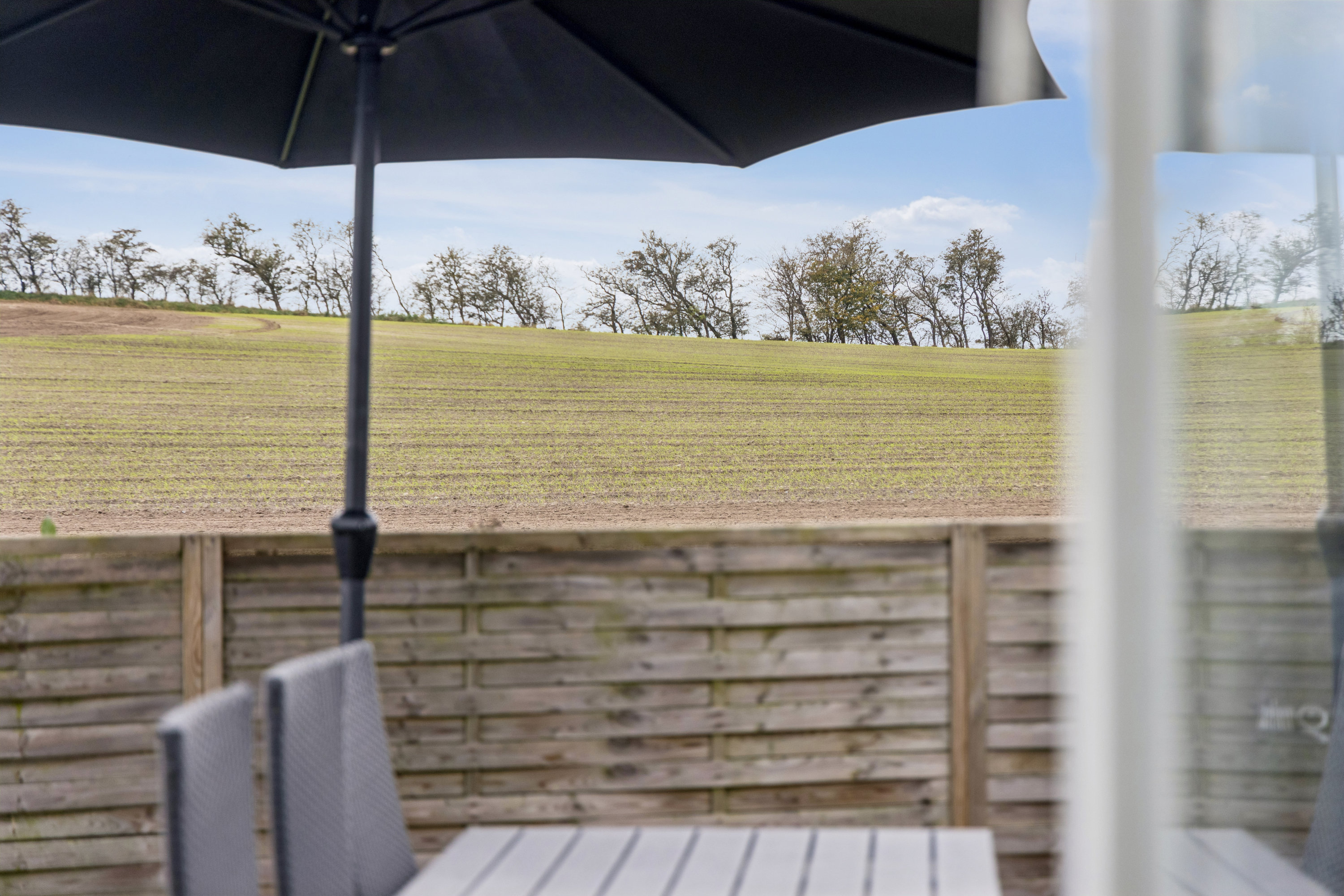 Fremhævet terrasse billede i fuldskærmstilstand. Billede af Egernvej 13, 9510 Arden