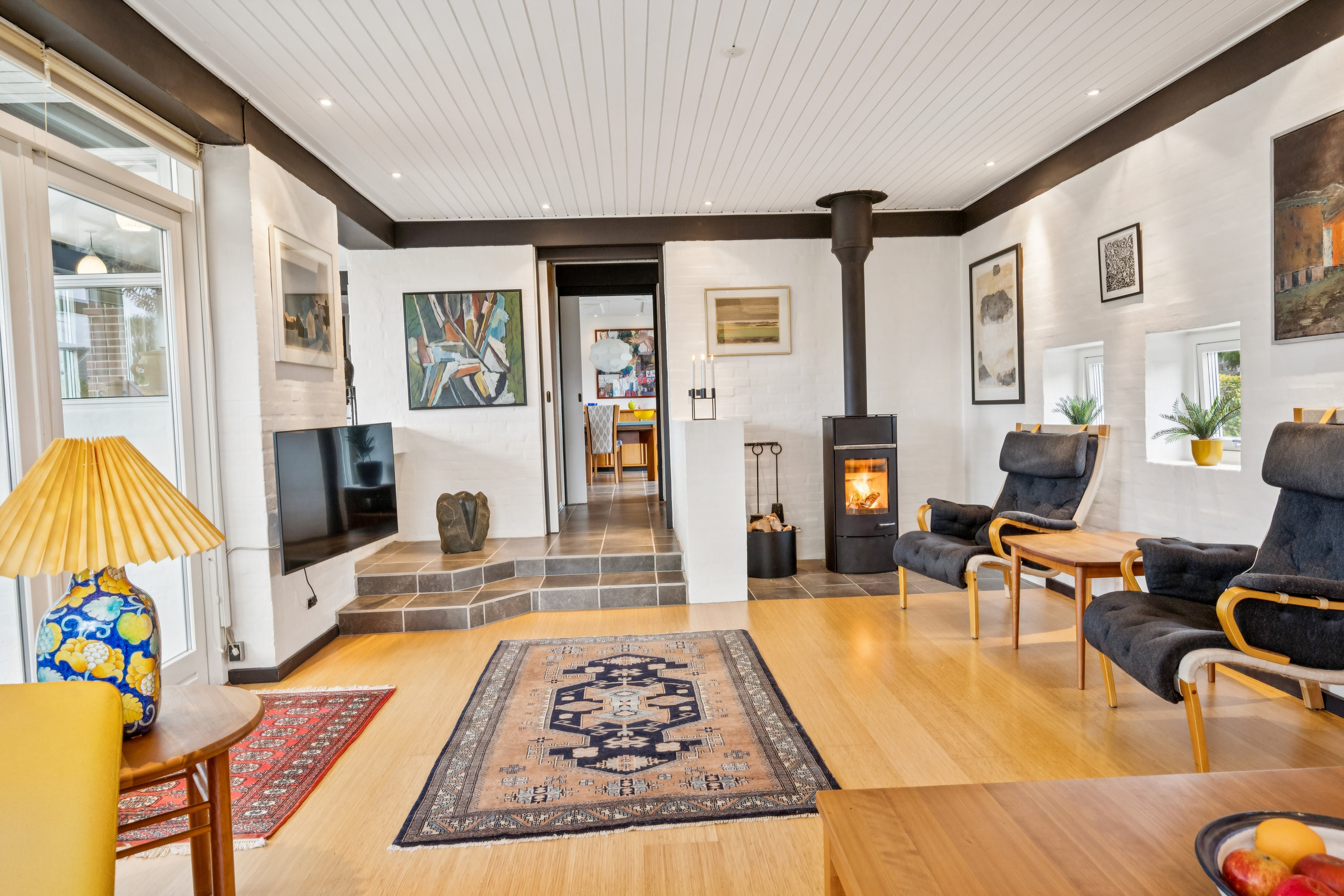 Fremhævet stue billede i fuldskærmstilstand. Billede af Rønvangen 62, 8382 Hinnerup