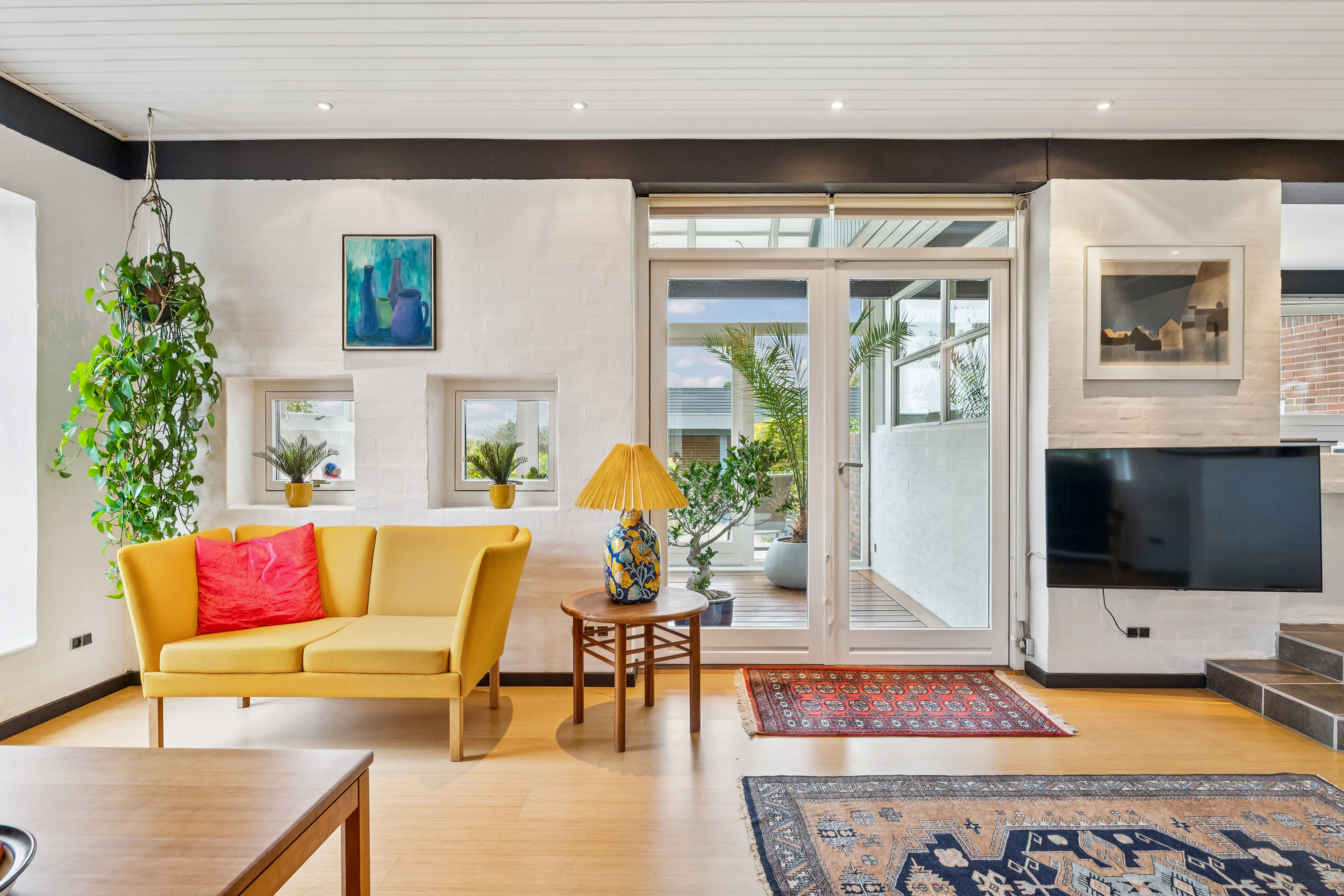 Fremhævet stue billede i fuldskærmstilstand. Billede af Rønvangen 62, 8382 Hinnerup