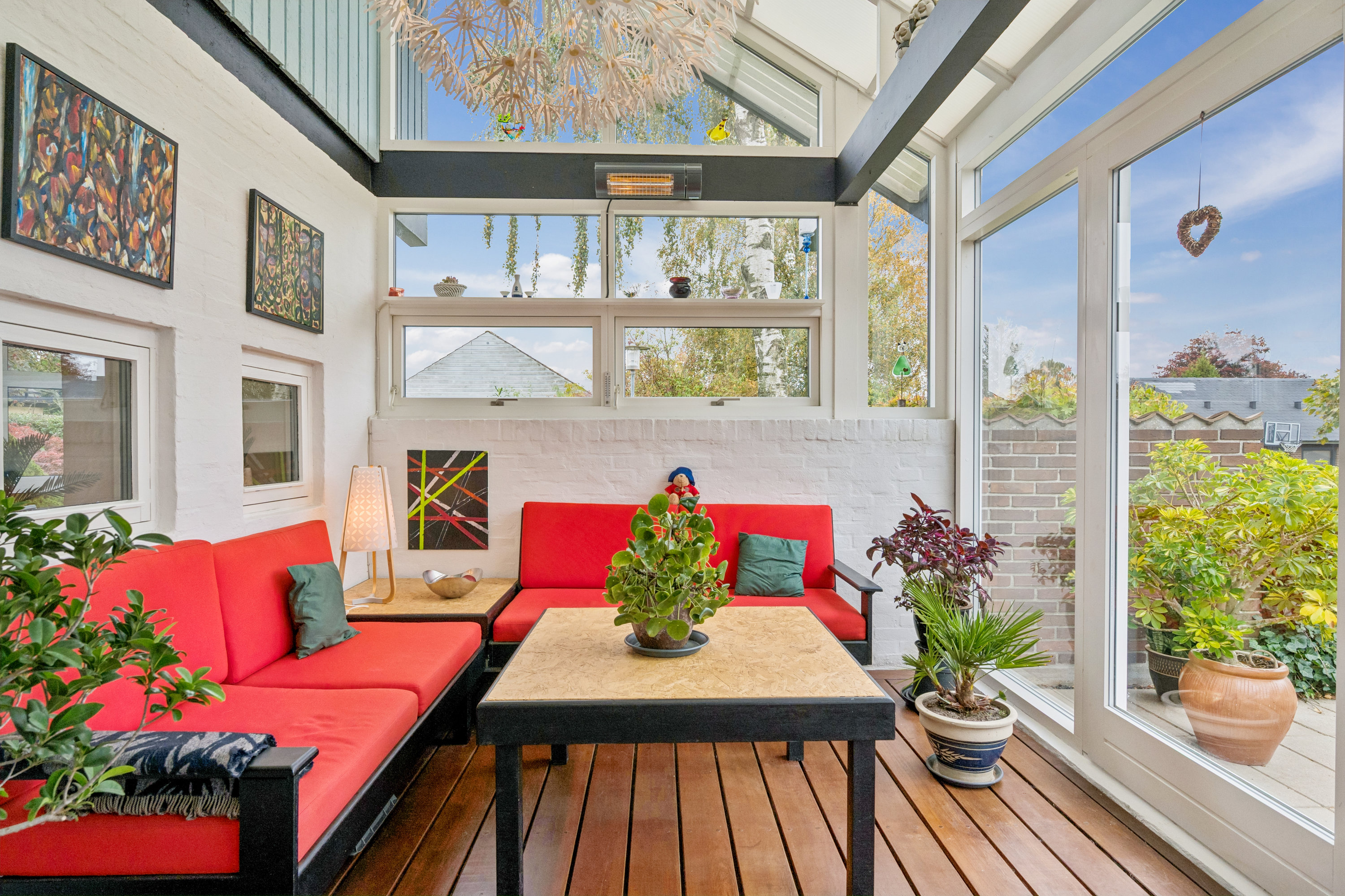 Fremhævet udestue billede i fuldskærmstilstand. Billede af Rønvangen 62, 8382 Hinnerup