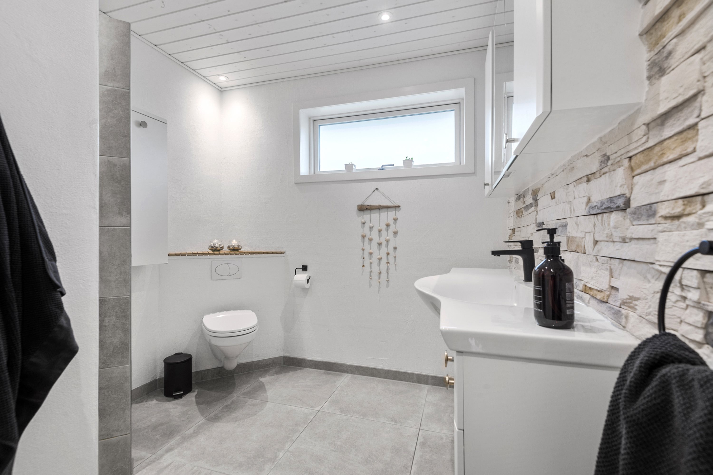 Fremhævet toilet billede i fuldskærmstilstand. Billede af Slåenvej 93, 6715 Esbjerg N