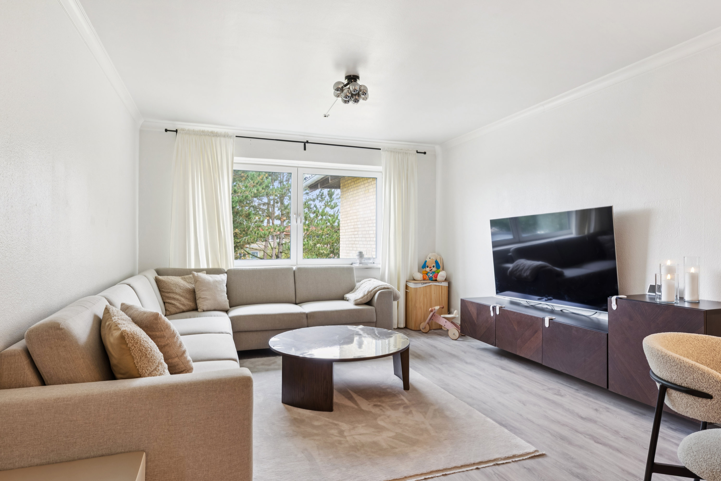 Miniaturebillede 1: stue. Billede af Lindevangshusene 64, 2. th., 2630 Taastrup