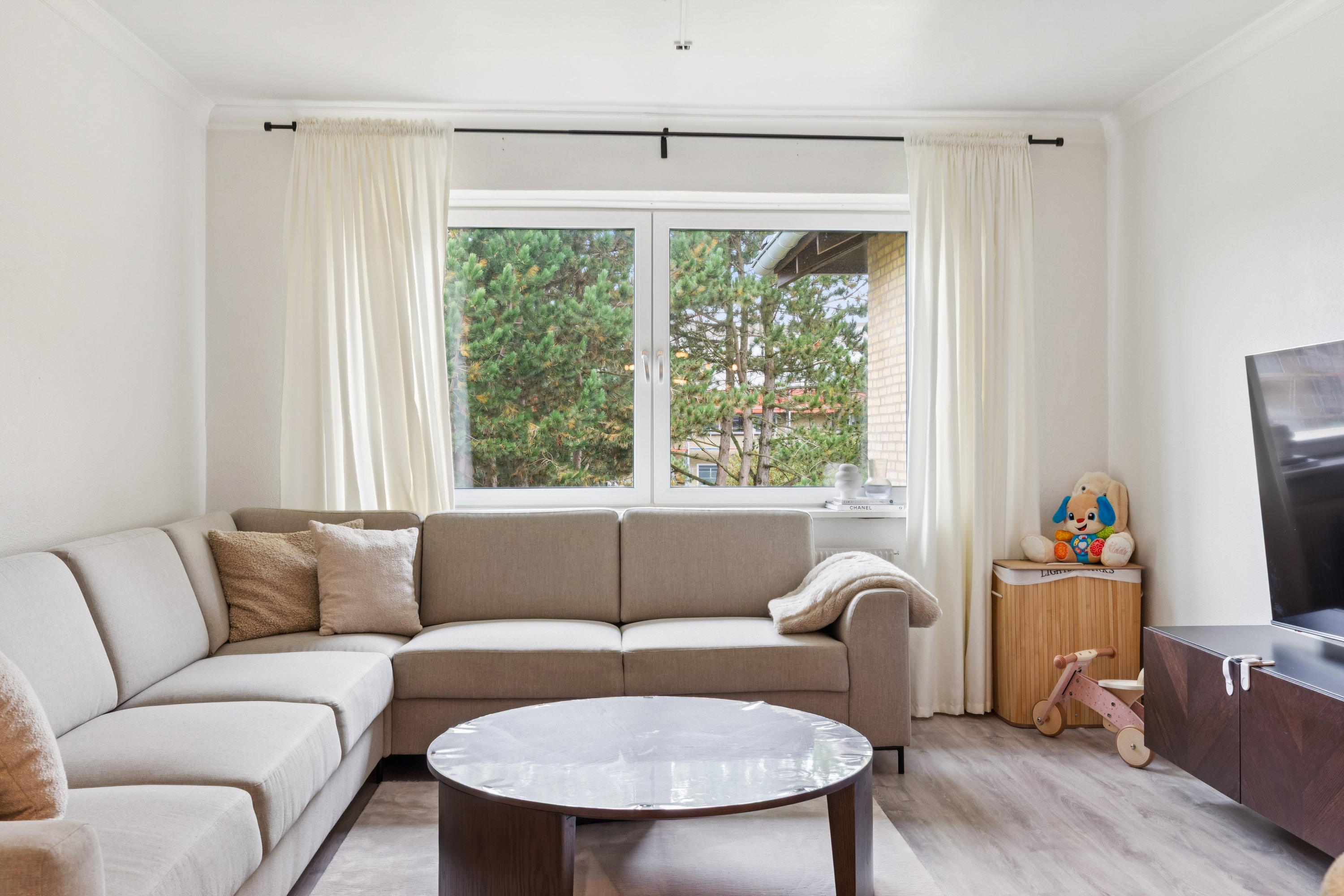 Fremhævet stue billede i fuldskærmstilstand. Billede af Lindevangshusene 64, 2. th., 2630 Taastrup