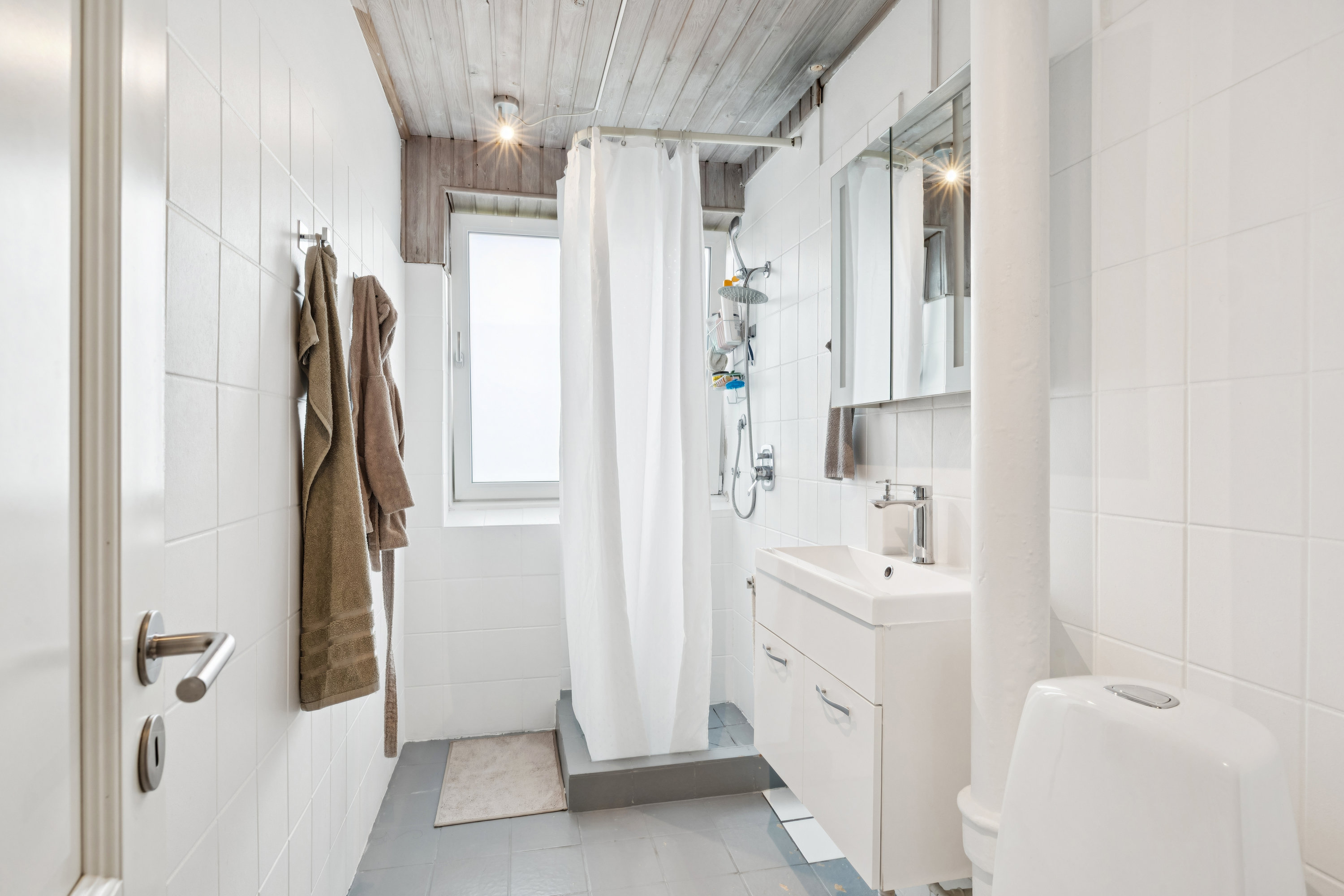 Fremhævet badeværelse billede i fuldskærmstilstand. Billede af Lindevangshusene 64, 2. th., 2630 Taastrup