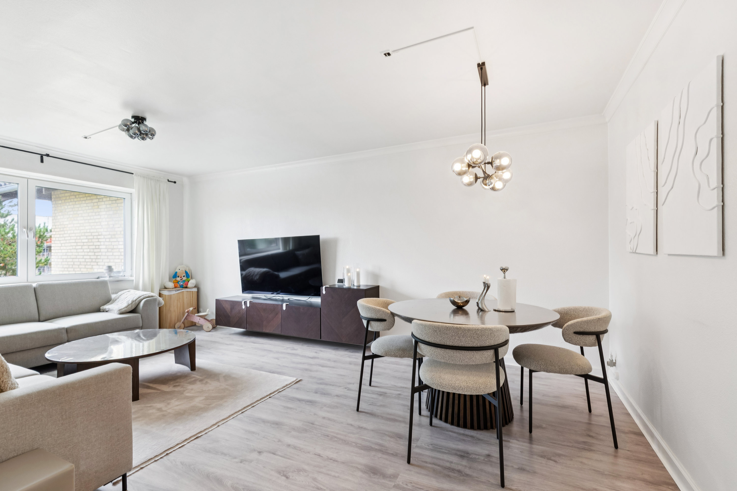 Fremhævet stue billede i fuldskærmstilstand. Billede af Lindevangshusene 64, 2. th., 2630 Taastrup