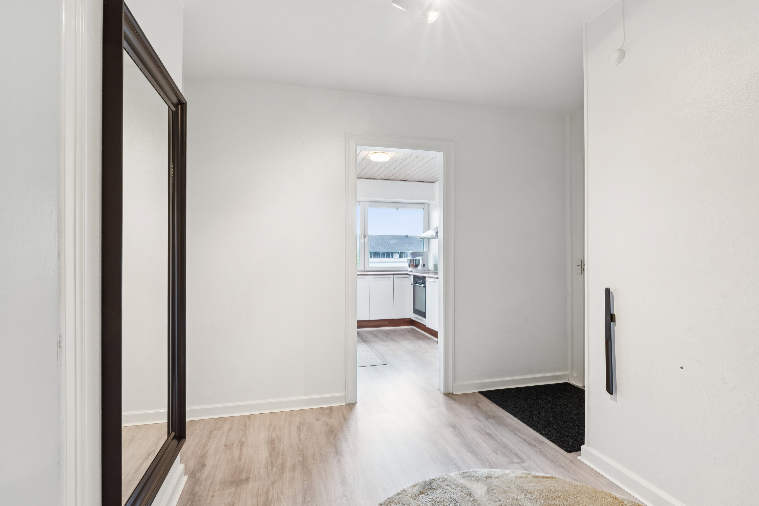 Fremhævet gang billede i fuldskærmstilstand. Billede af Lindevangshusene 64, 2. th., 2630 Taastrup