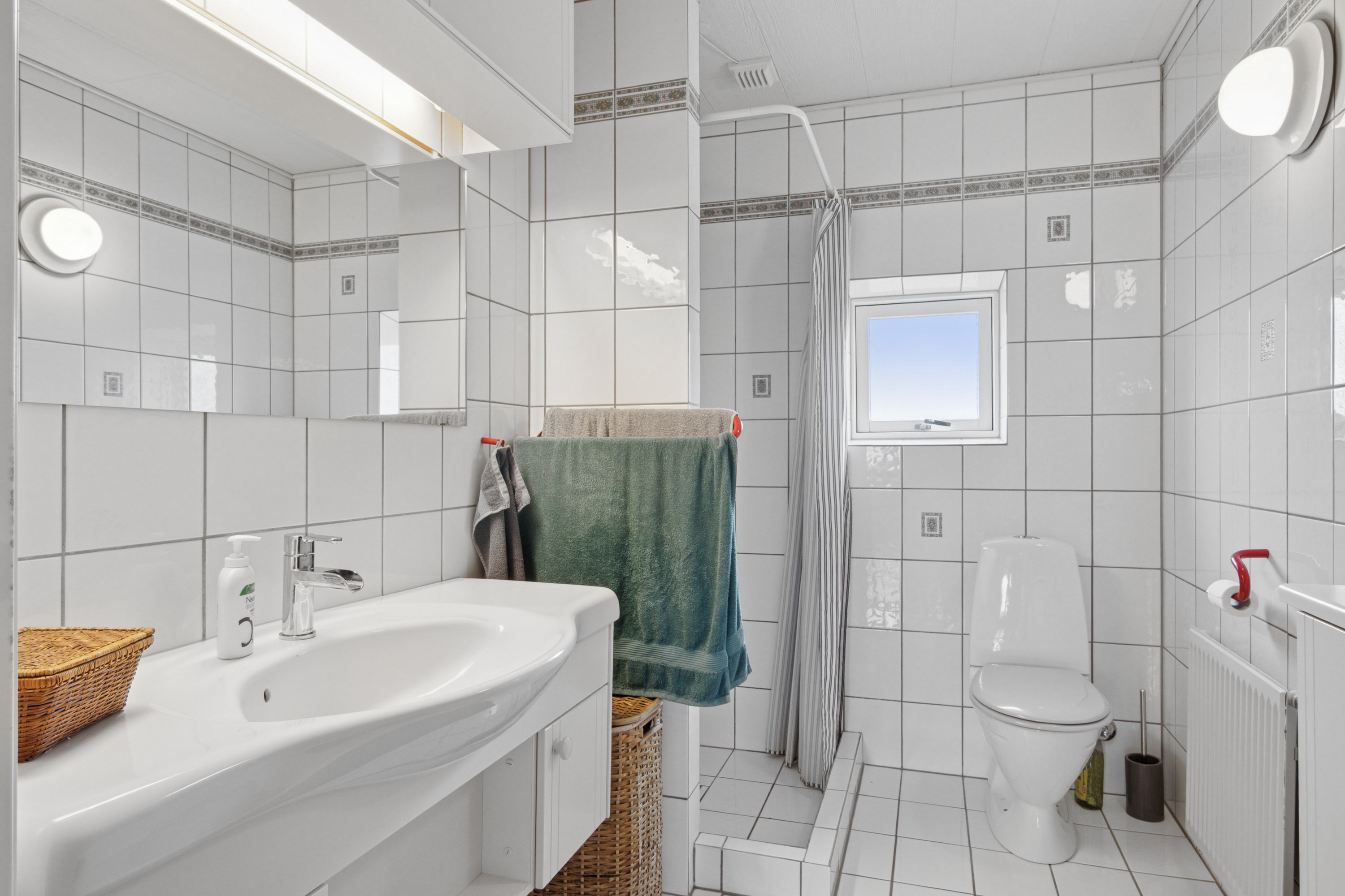 Fremhævet badeværelse billede i fuldskærmstilstand. Billede af Valmuebakken 21, 2625 Vallensbæk