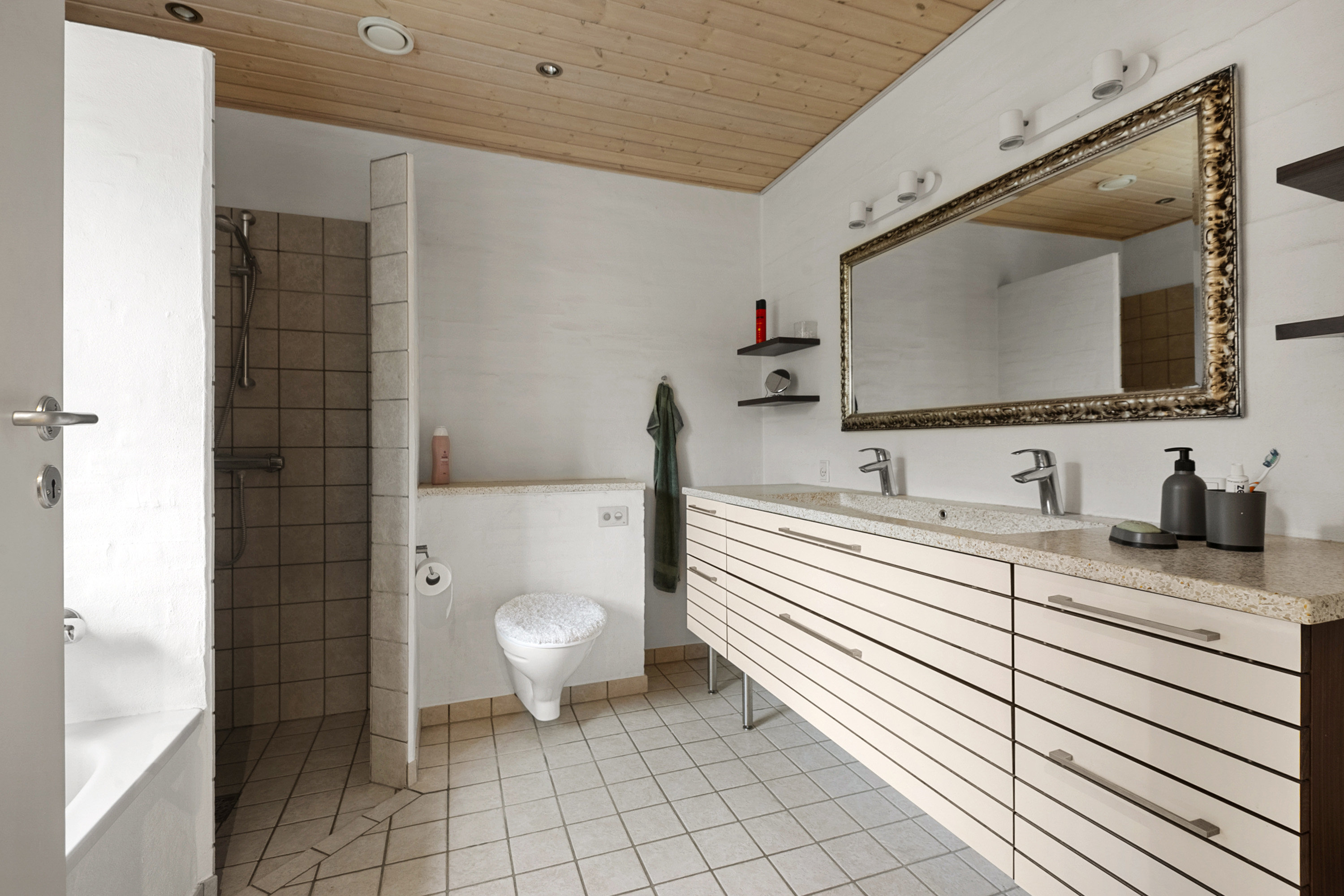 Fremhævet badeværelse billede i fuldskærmstilstand. Billede af Sletten 106, 6800 Varde