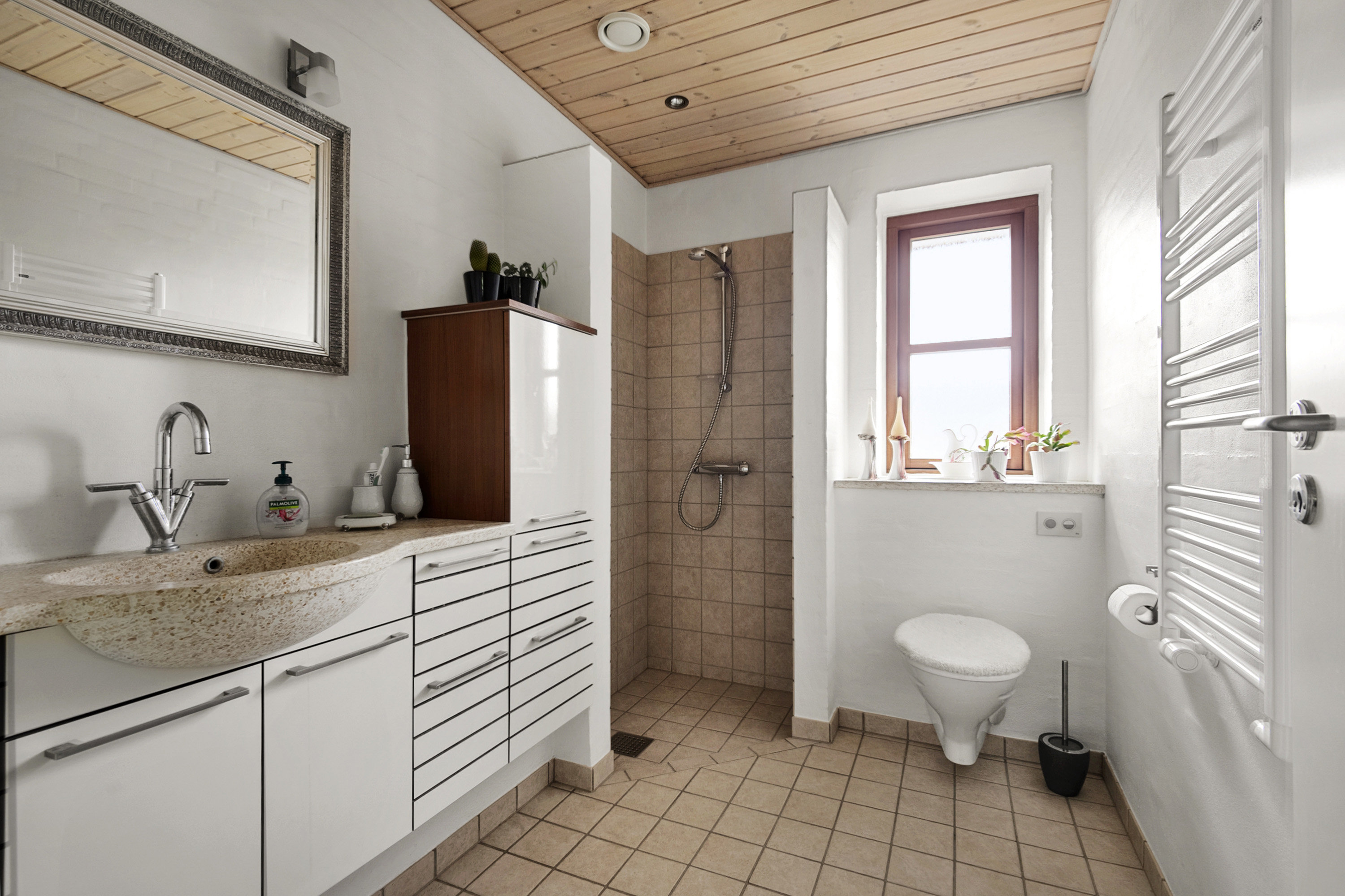 Fremhævet badeværelse billede i fuldskærmstilstand. Billede af Sletten 106, 6800 Varde