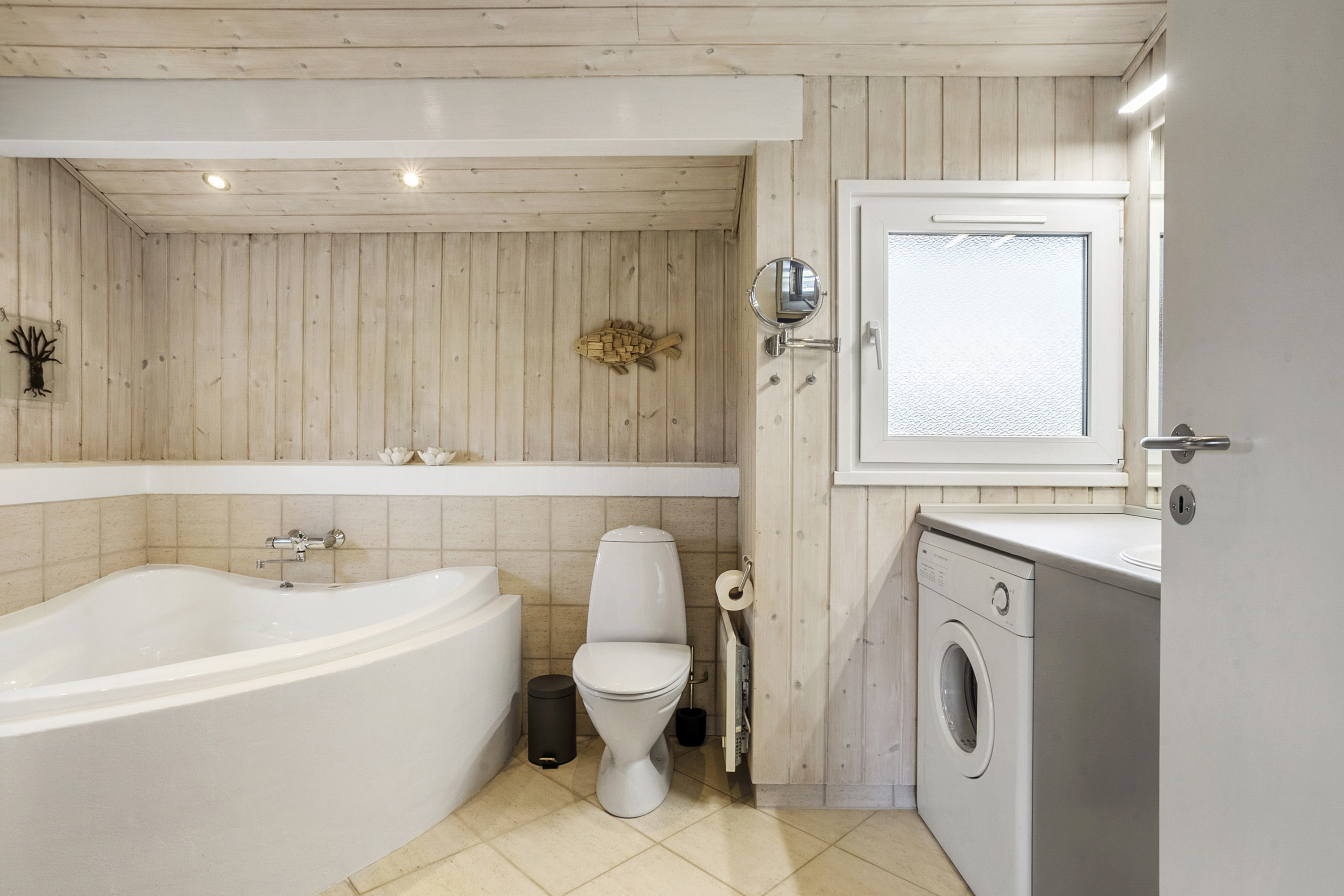 Fremhævet badeværelse billede i fuldskærmstilstand. Billede af Mågevej 22, Furreby, 9480 Løkken