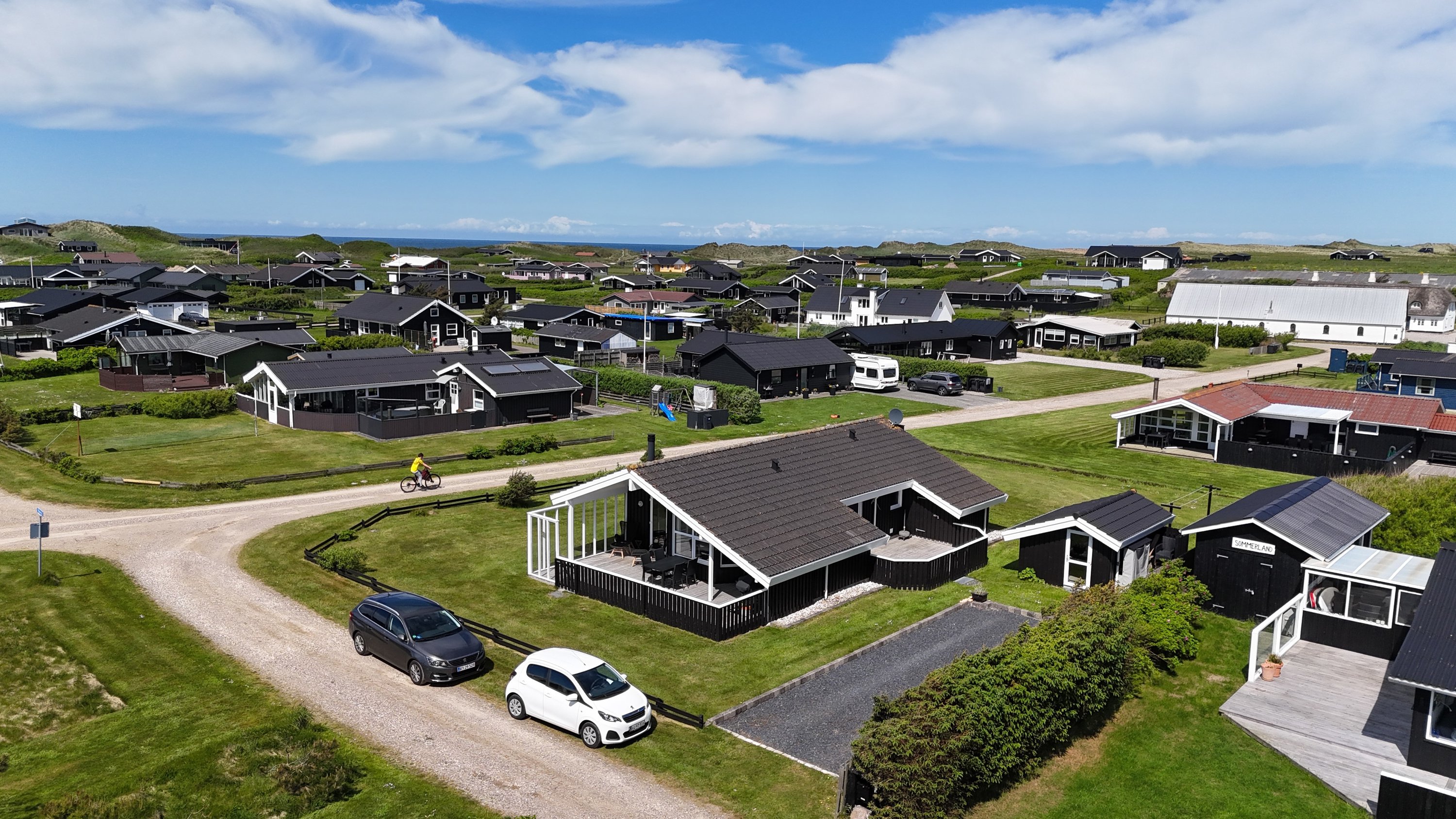 Miniaturebillede 1: dronefoto. Billede af Mågevej 22, Furreby, 9480 Løkken