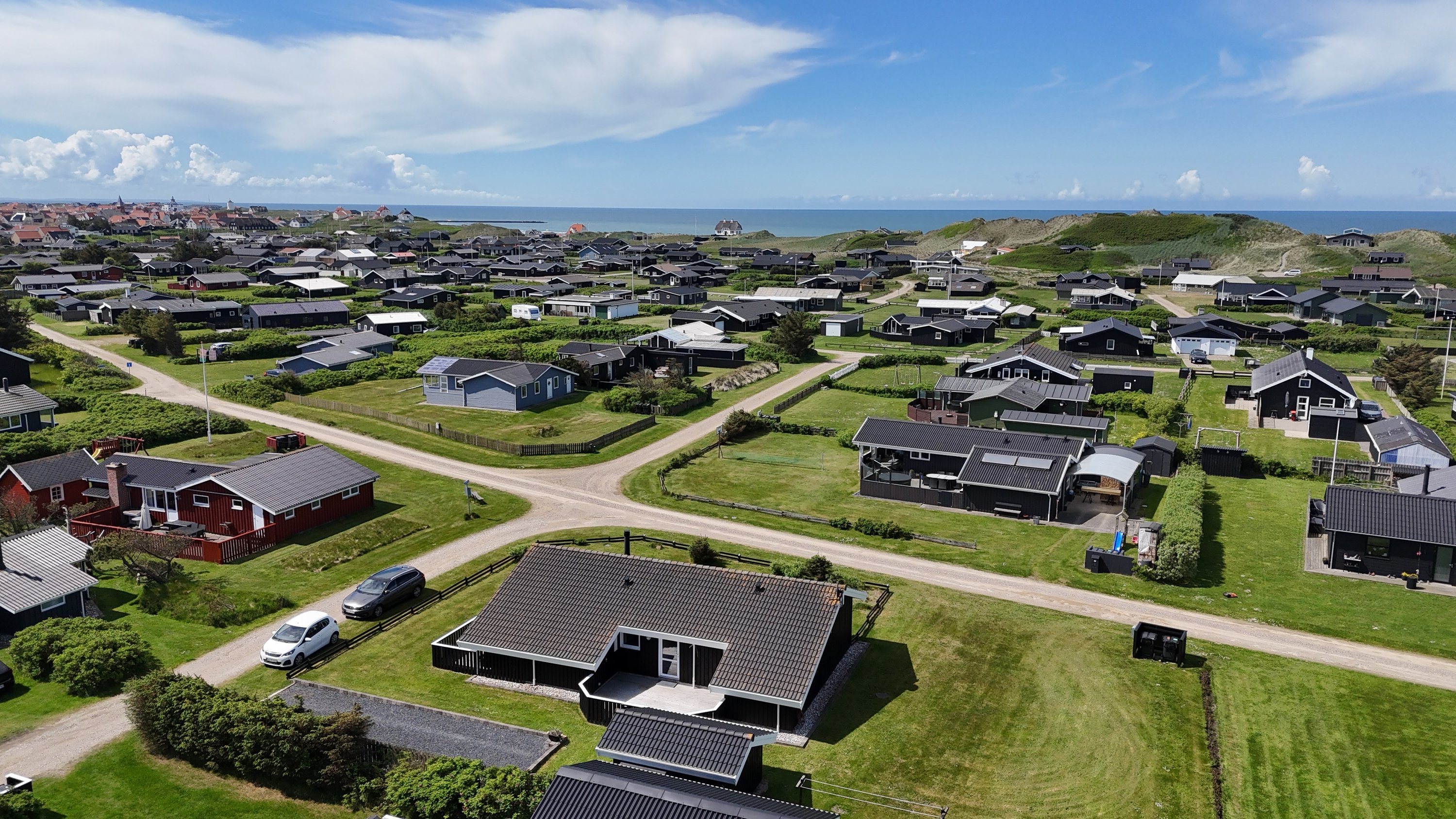 Fremhævet dronefoto billede i fuldskærmstilstand. Billede af Mågevej 22, Furreby, 9480 Løkken