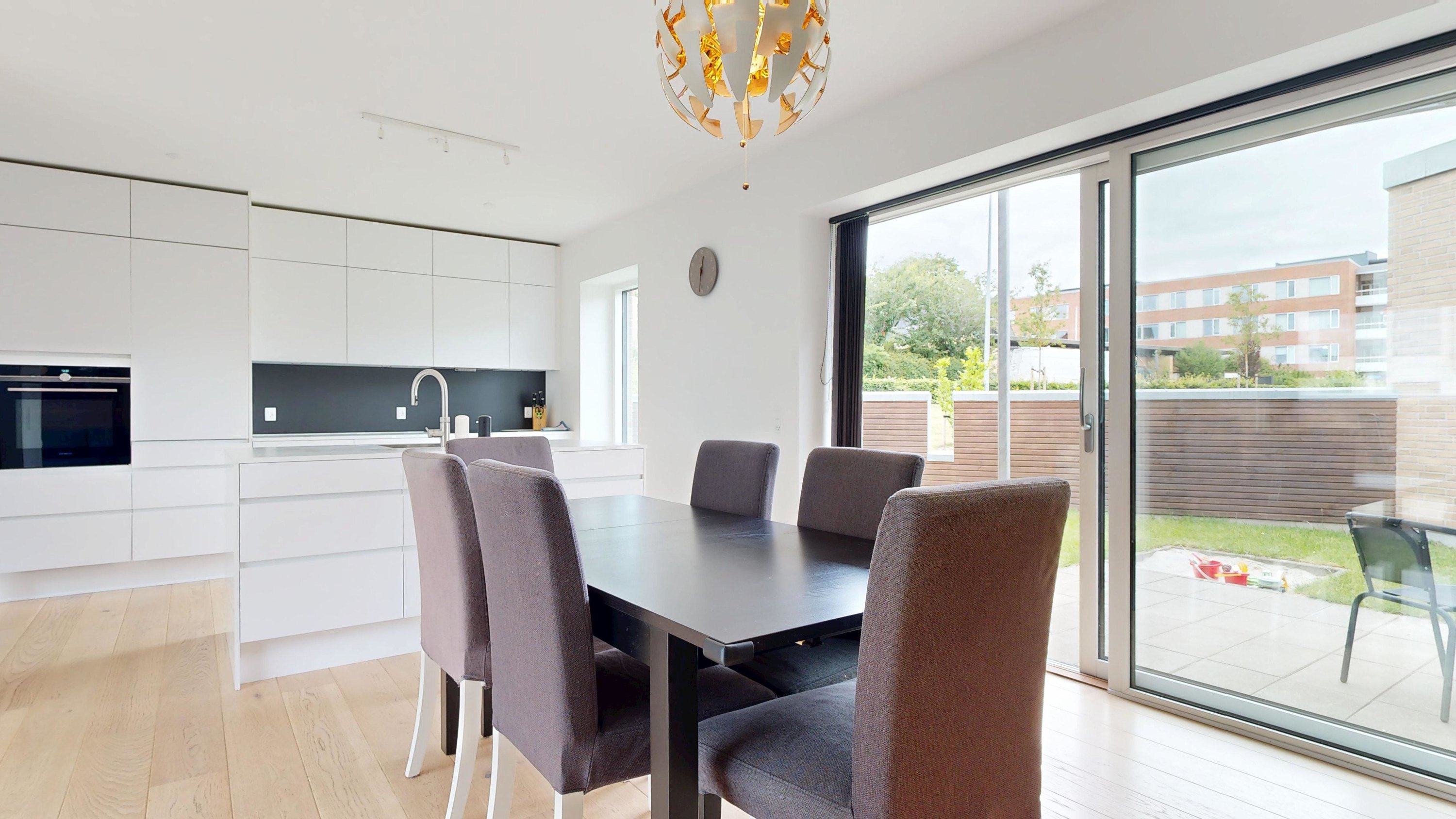 Fremhævet køkken/alrum billede i fuldskærmstilstand. Billede af Søbyen 1, 8660 Skanderborg