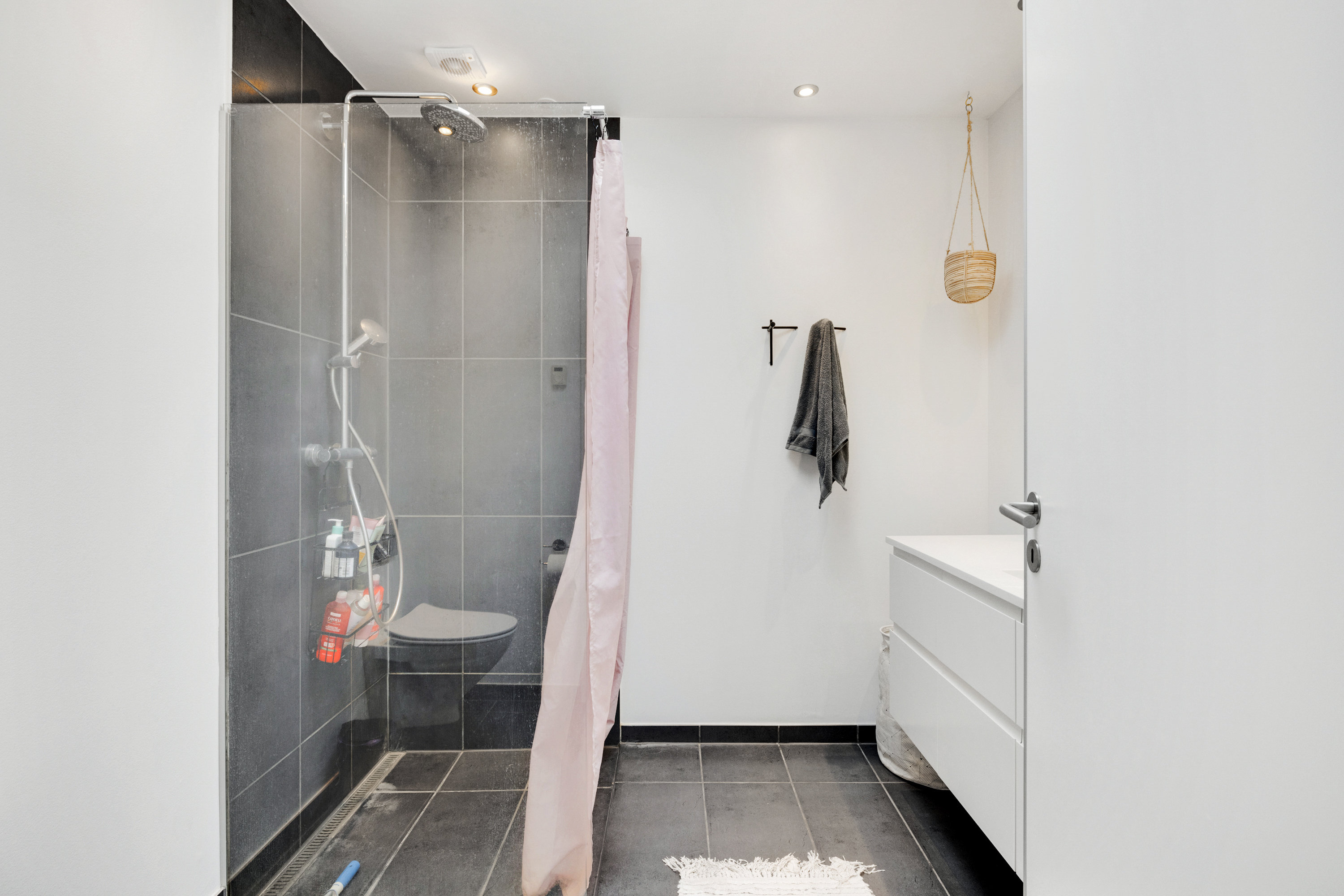 Fremhævet badeværelse billede i fuldskærmstilstand. Billede af Vestergårdsvangen 62, Stavtrup, 8260 Viby J