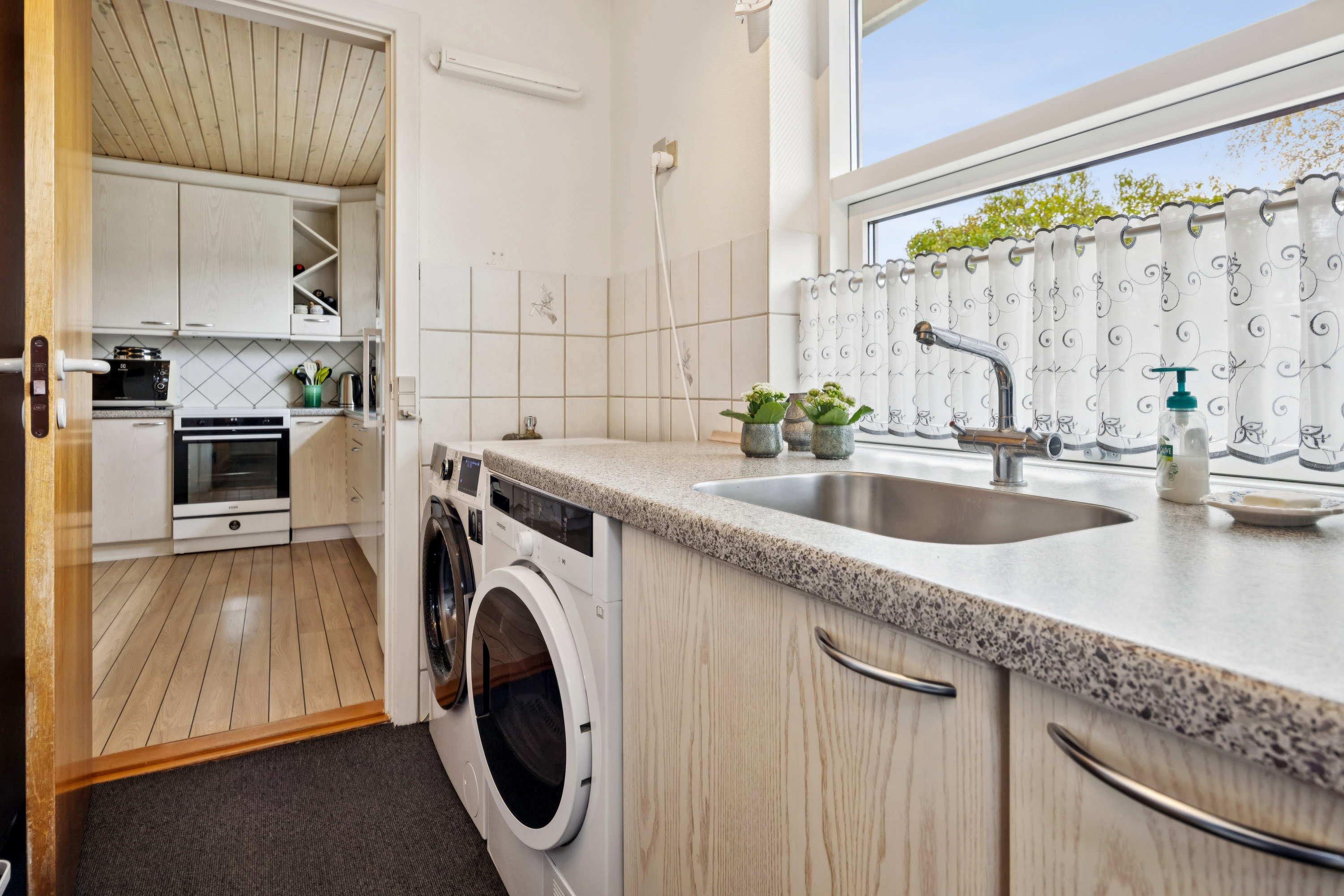 Fremhævet køkken billede i fuldskærmstilstand. Billede af Toftesvinget 1, 9440 Aabybro