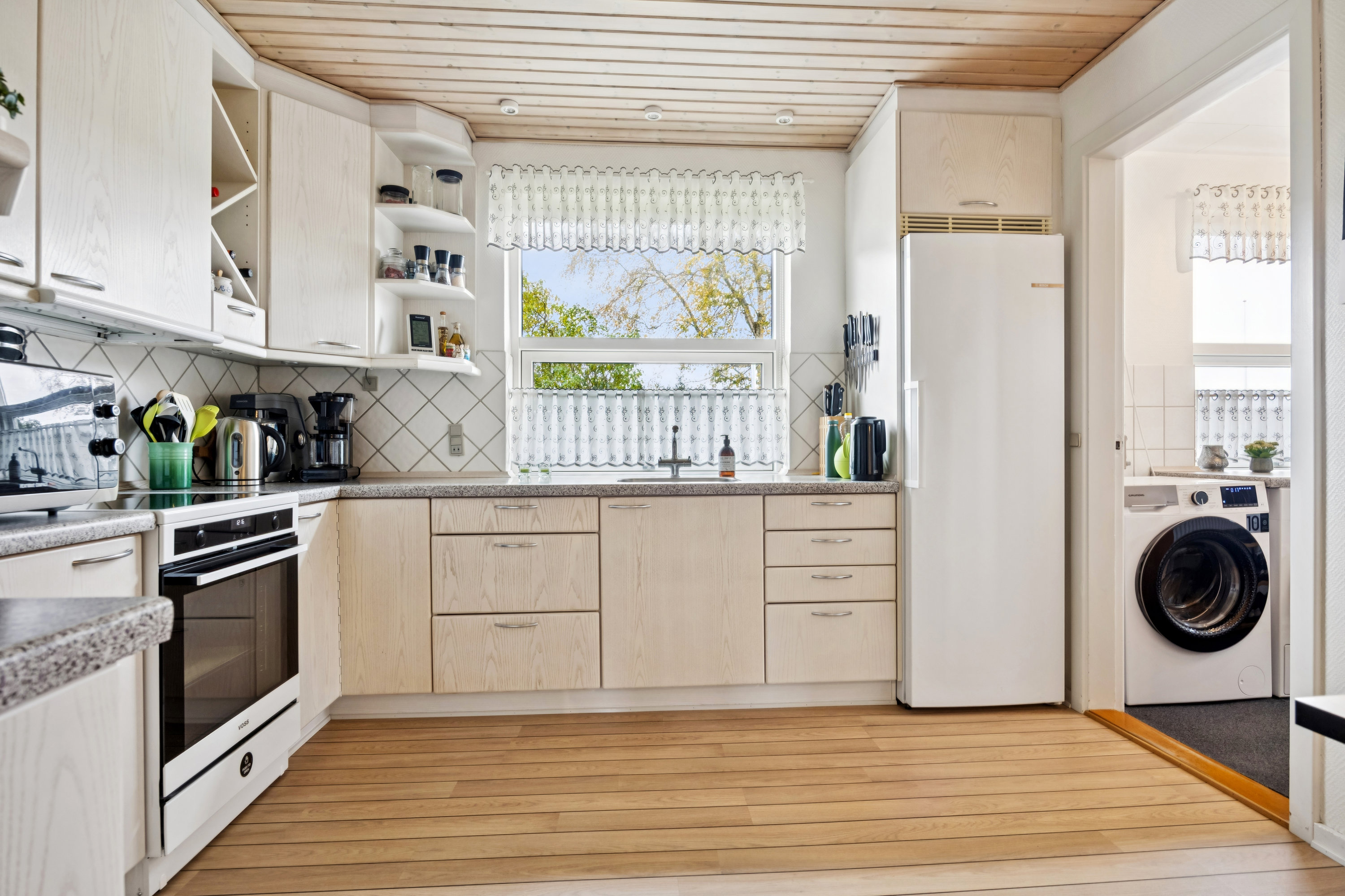 Fremhævet køkken billede i fuldskærmstilstand. Billede af Toftesvinget 1, 9440 Aabybro