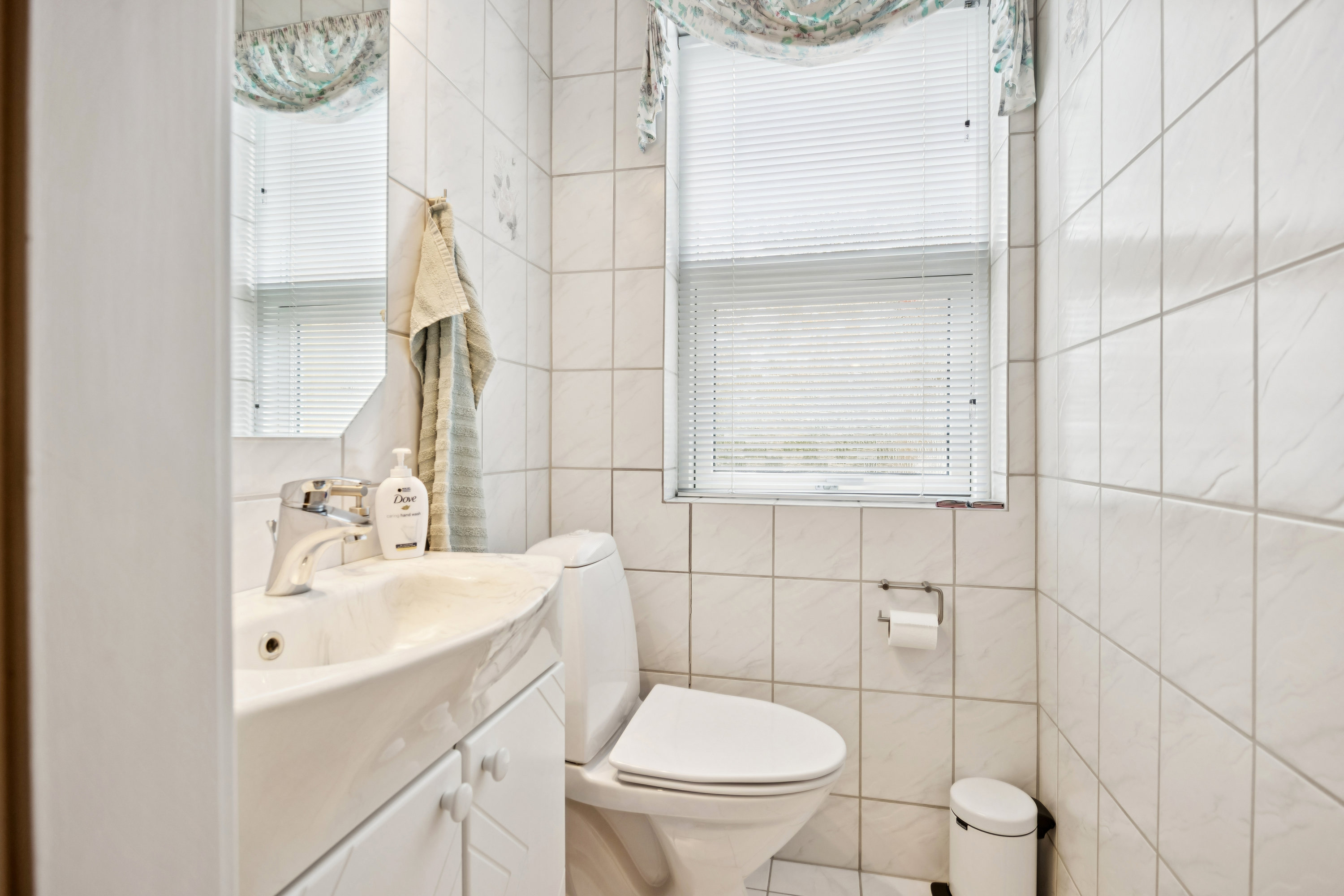 Fremhævet badeværelse billede i fuldskærmstilstand. Billede af Toftesvinget 1, 9440 Aabybro