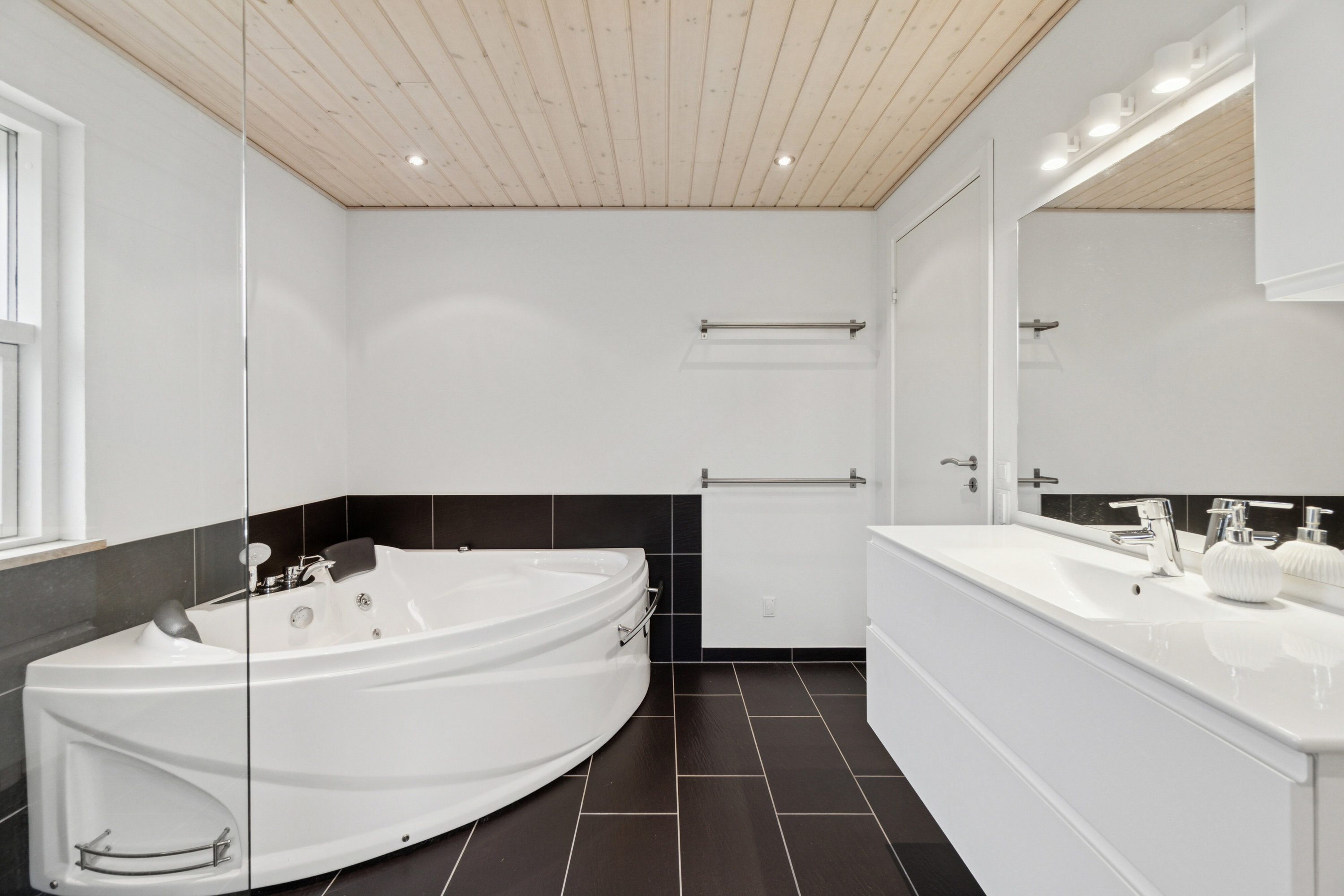 Fremhævet badeværelse billede i fuldskærmstilstand. Billede af Kollerhus 84, 8600 Silkeborg