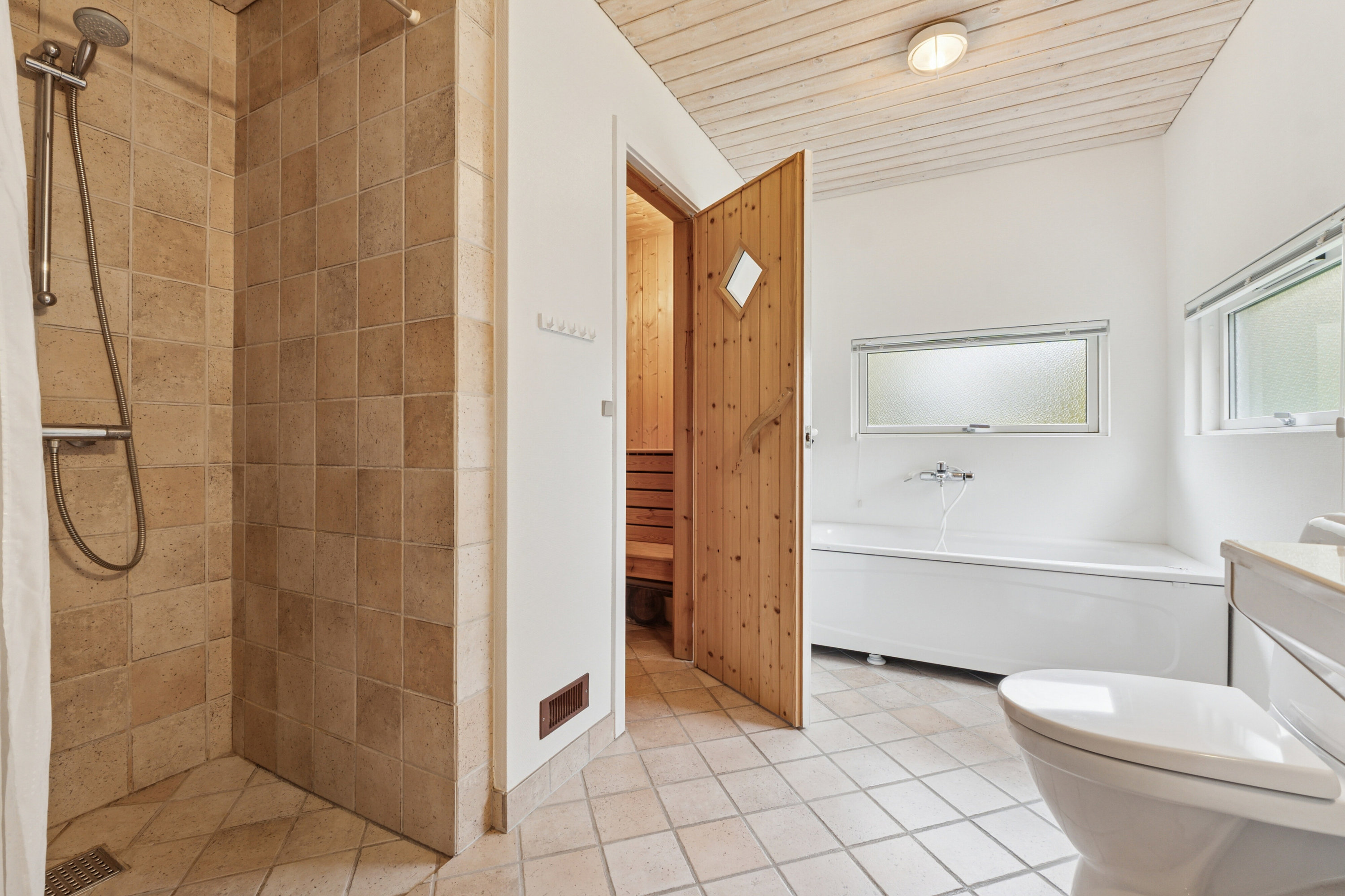 Fremhævet badeværelse billede i fuldskærmstilstand. Billede af Rønnevænget 4, Hesselbjerg, 5932 Humble