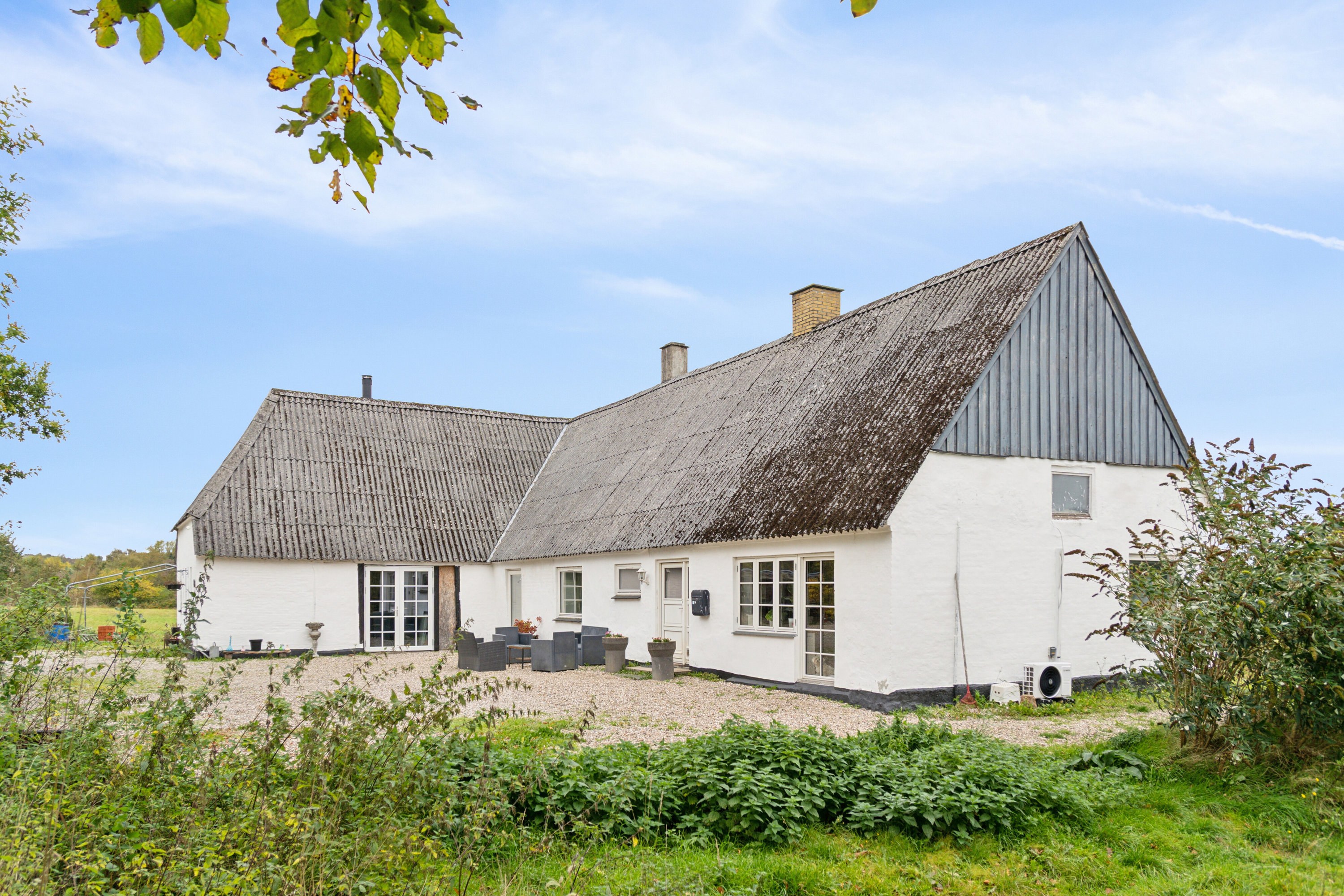 Fremhævet set fra haven billede i fuldskærmstilstand. Billede af Løgeskov 64A, 5771 Stenstrup