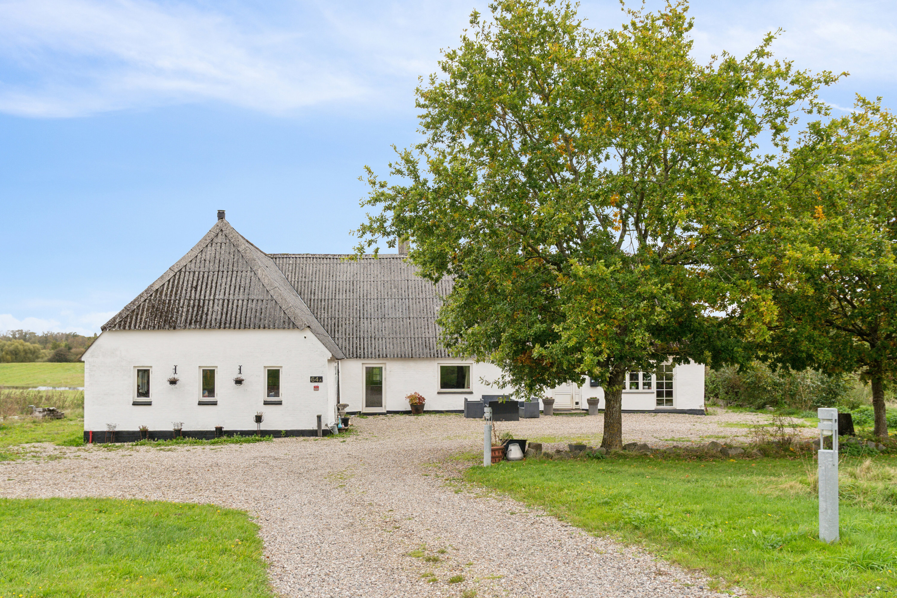 Miniaturebillede 1: set fra vejen. Billede af Løgeskov 64A, 5771 Stenstrup