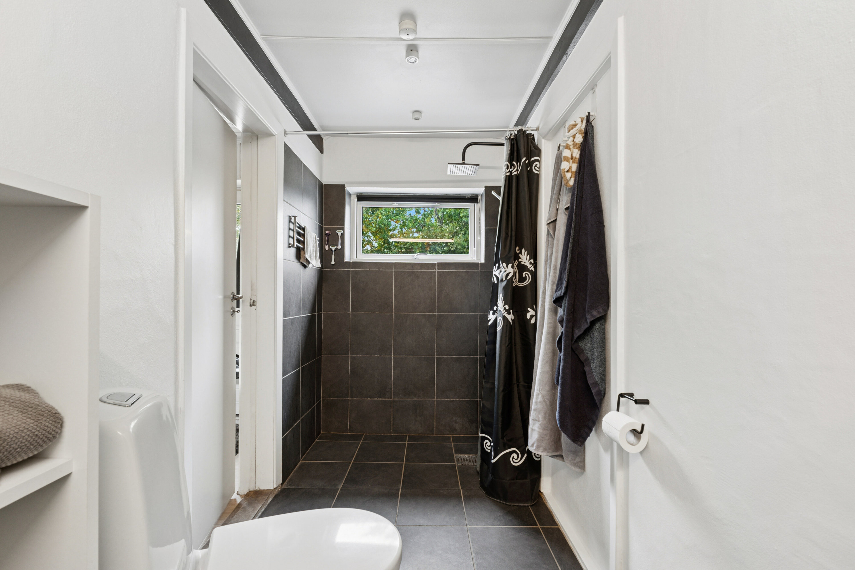 Fremhævet badeværelse billede i fuldskærmstilstand. Billede af Løgeskov 64A, 5771 Stenstrup