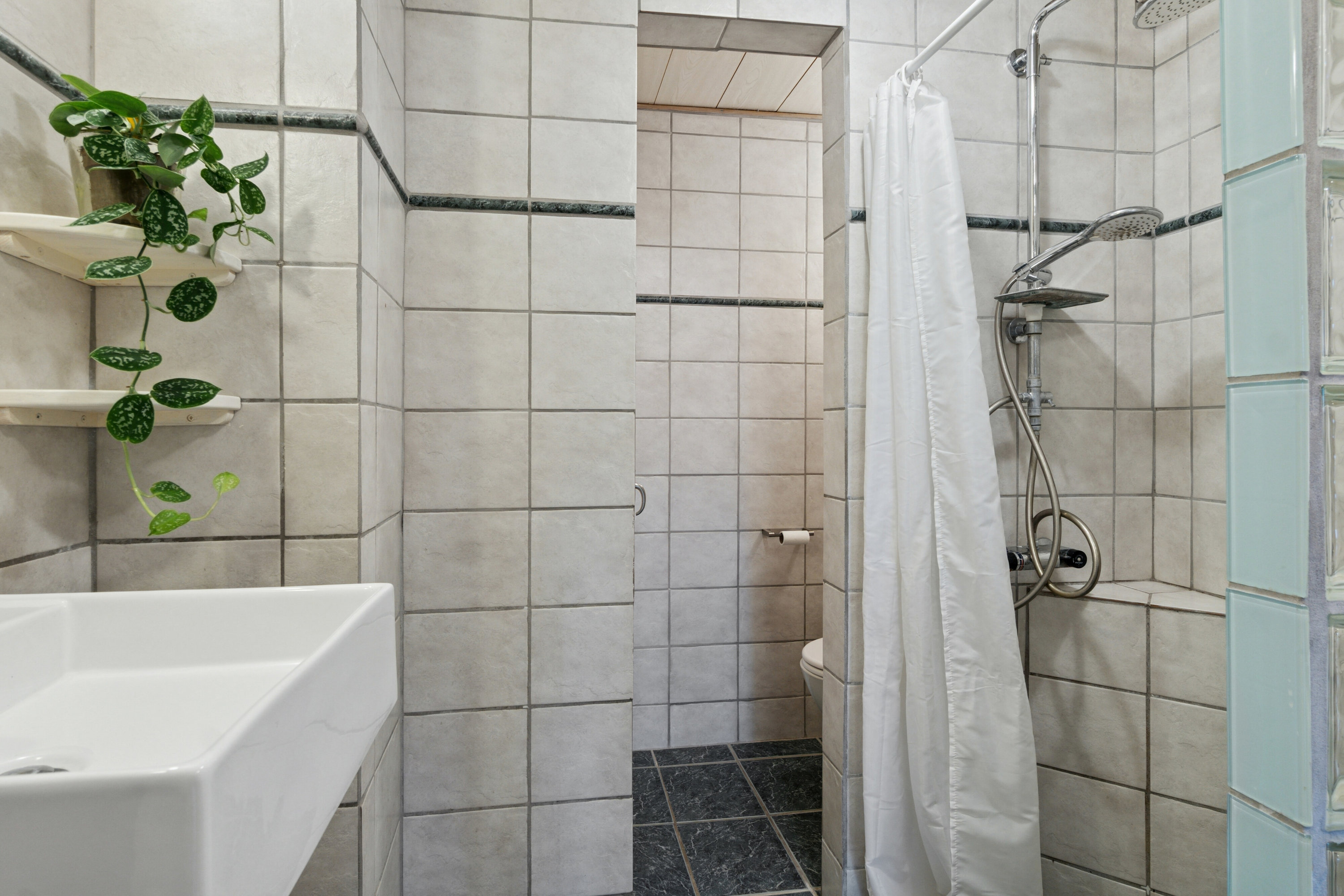 Fremhævet badeværelse billede i fuldskærmstilstand. Billede af Tordenskjoldsgade 41, 4200 Slagelse