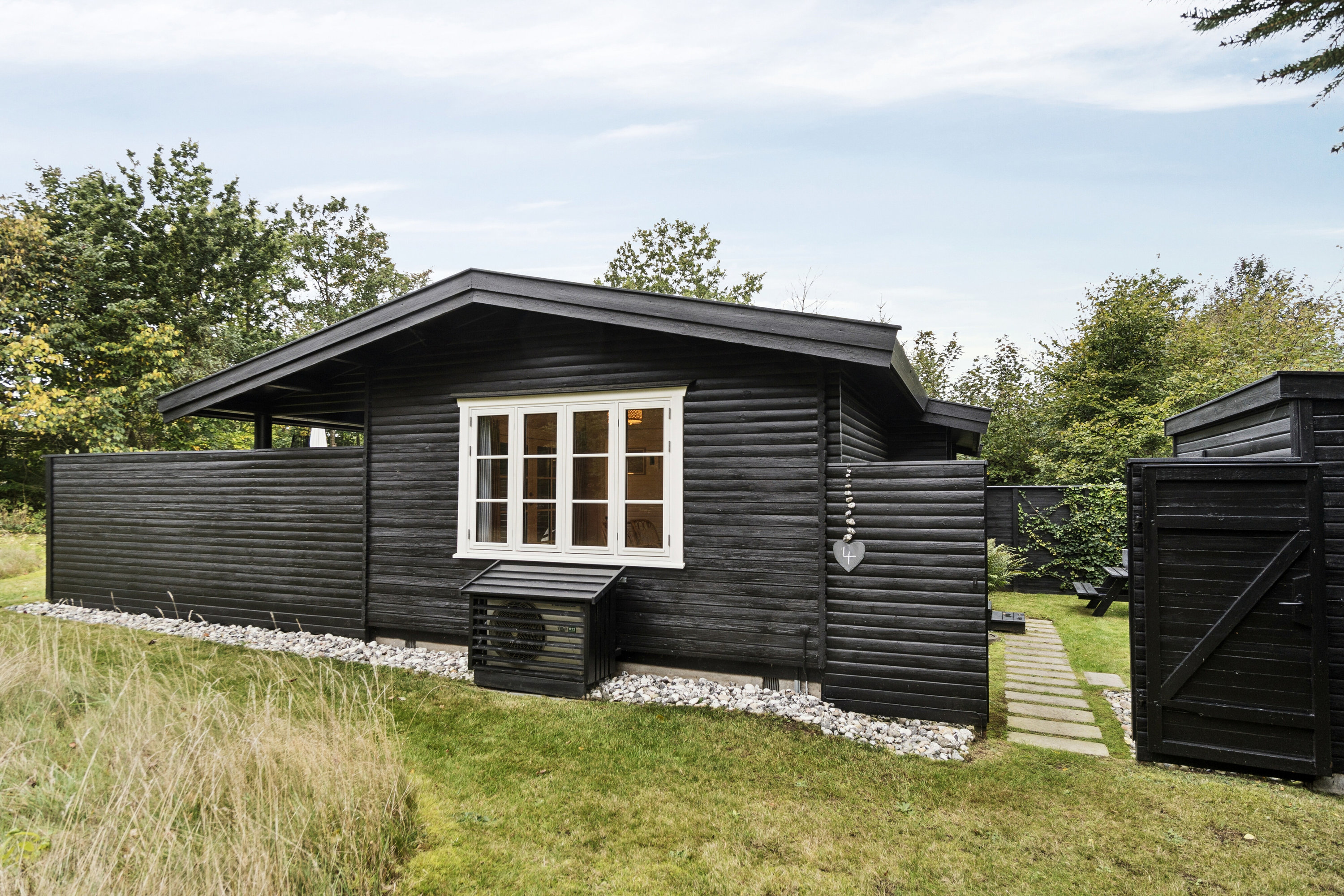 Miniaturebillede 1: set fra haven. Billede af Stenbukvej 4, Indelukket, 4550 Asnæs