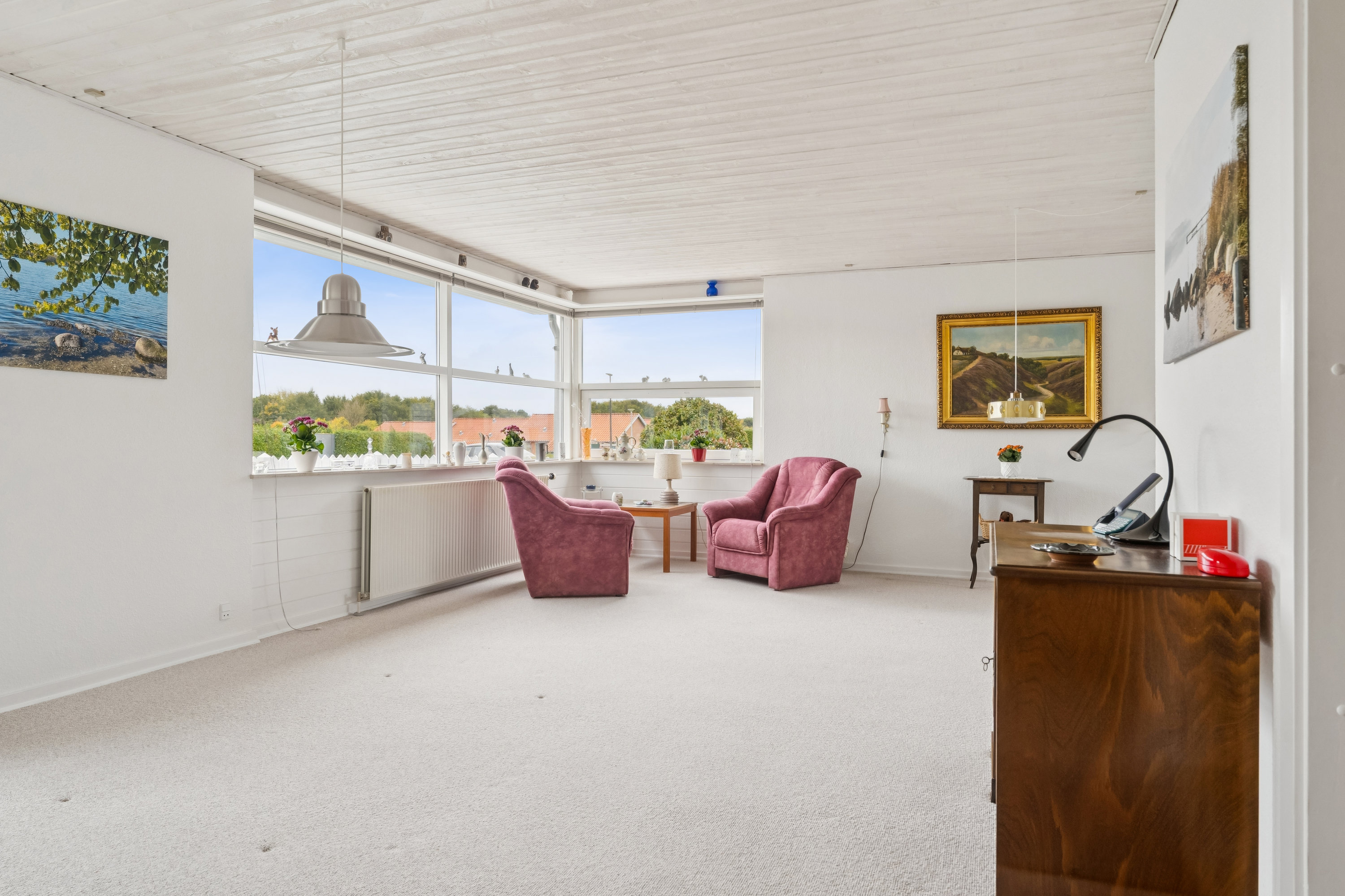 Fremhævet stue billede i fuldskærmstilstand. Billede af Østervænget 32, 8840 Rødkærsbro