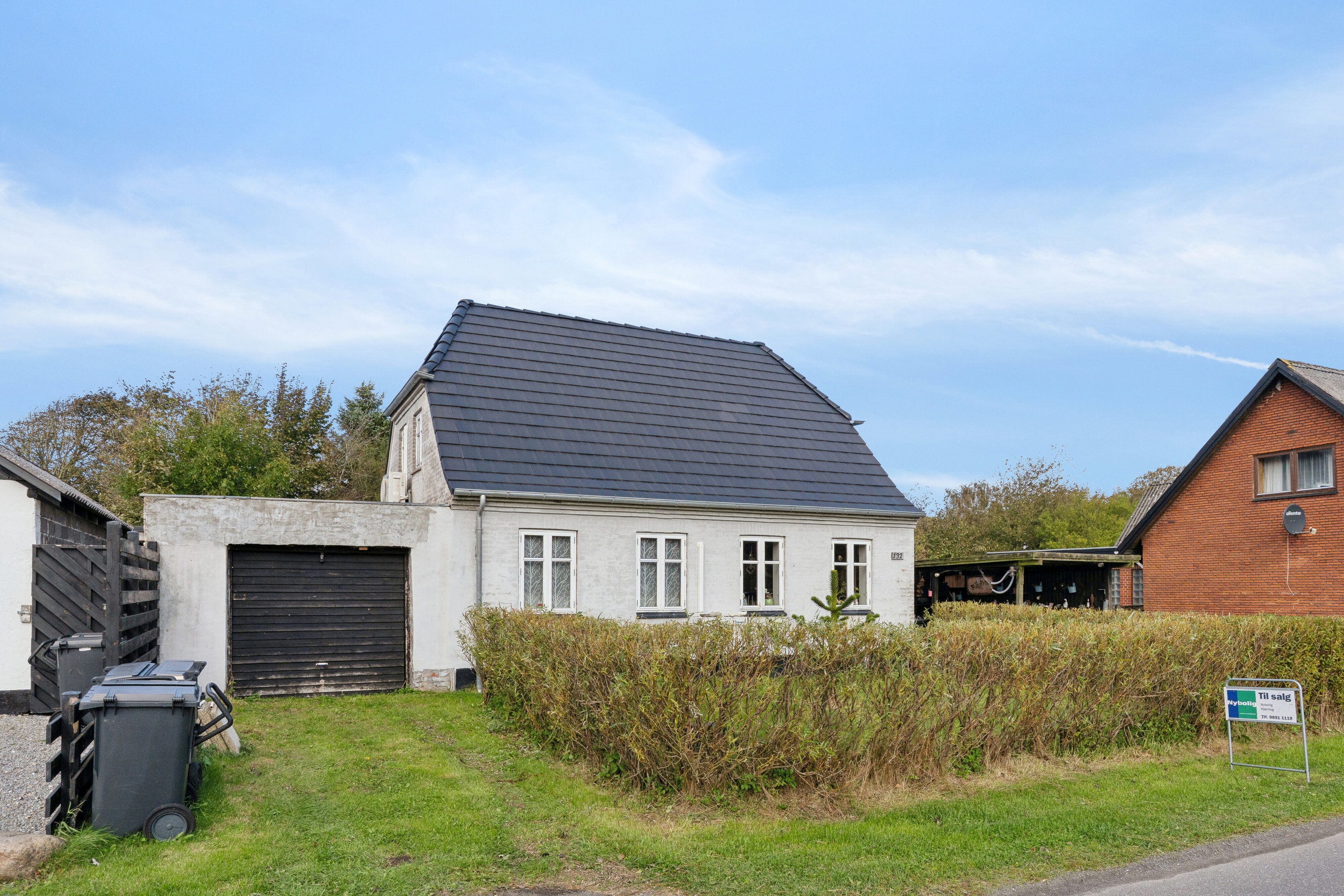 Miniaturebillede 1: set fra vejen. Billede af Rakkebyvej 132, Hæstrup Stationsby, 9800 Hjørring