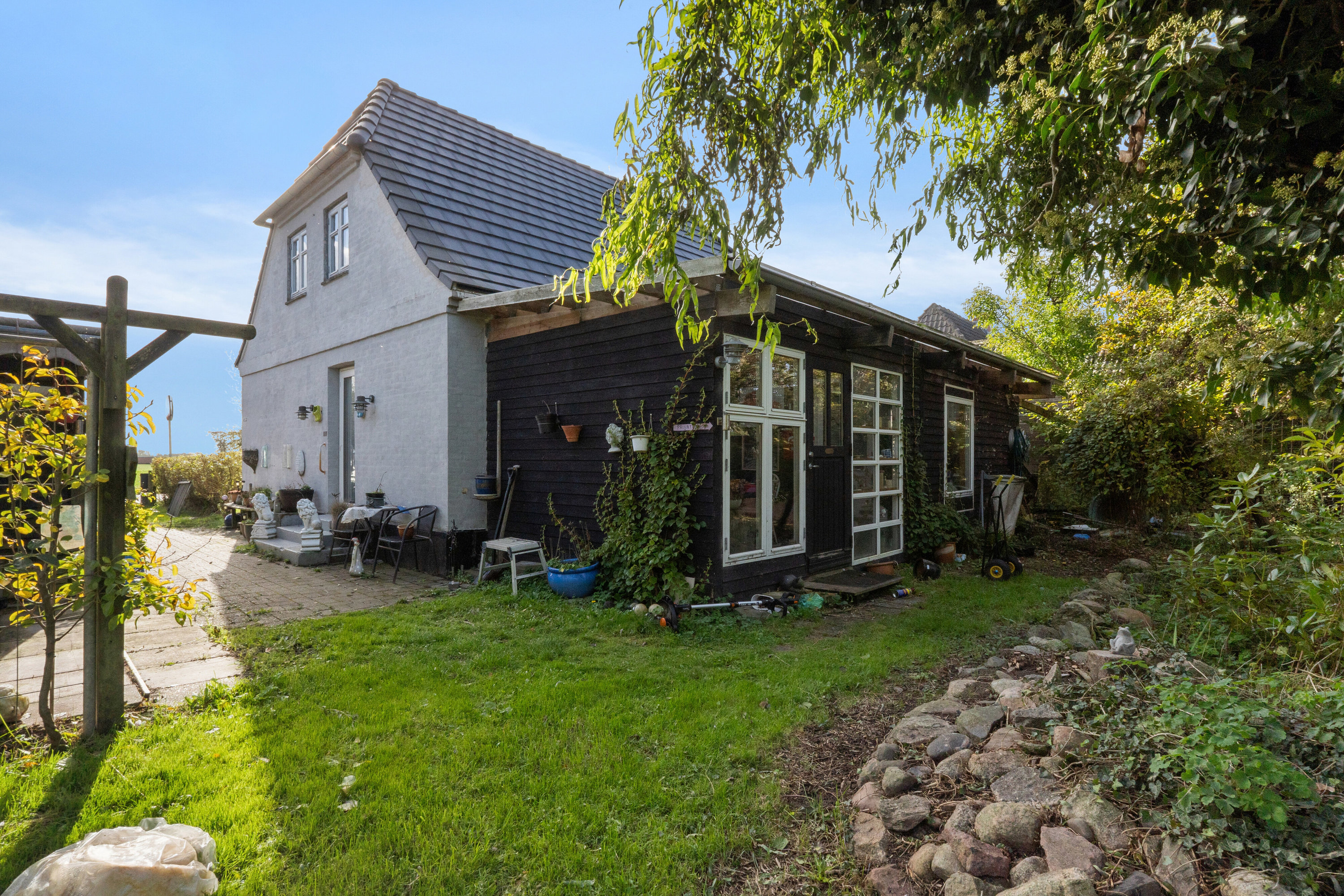 Fremhævet set fra haven billede i fuldskærmstilstand. Billede af Rakkebyvej 132, Hæstrup Stationsby, 9800 Hjørring