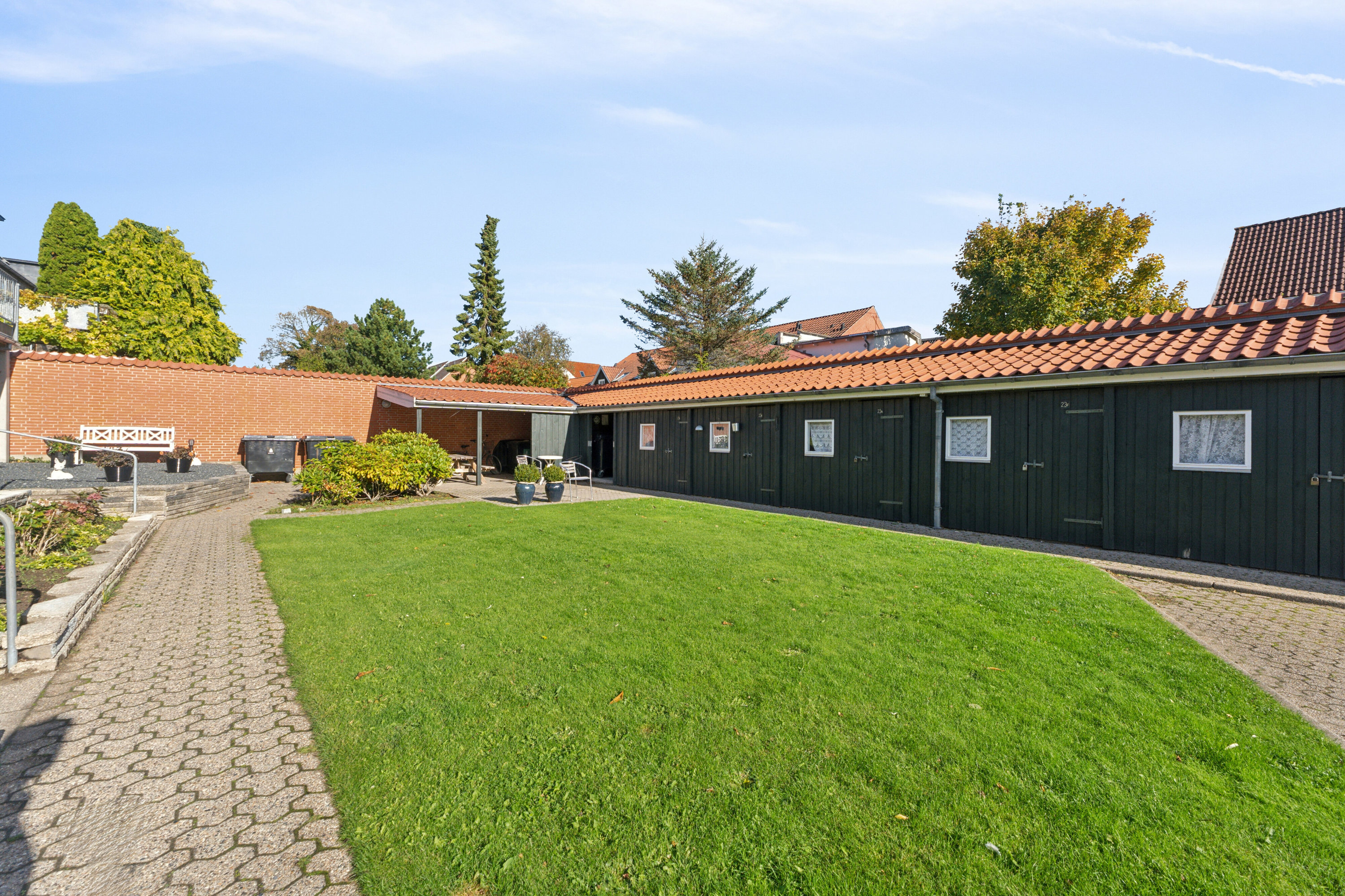 Miniaturebillede 2: set fra vejen. Billede af Dronningensgade 23A, 9800 Hjørring